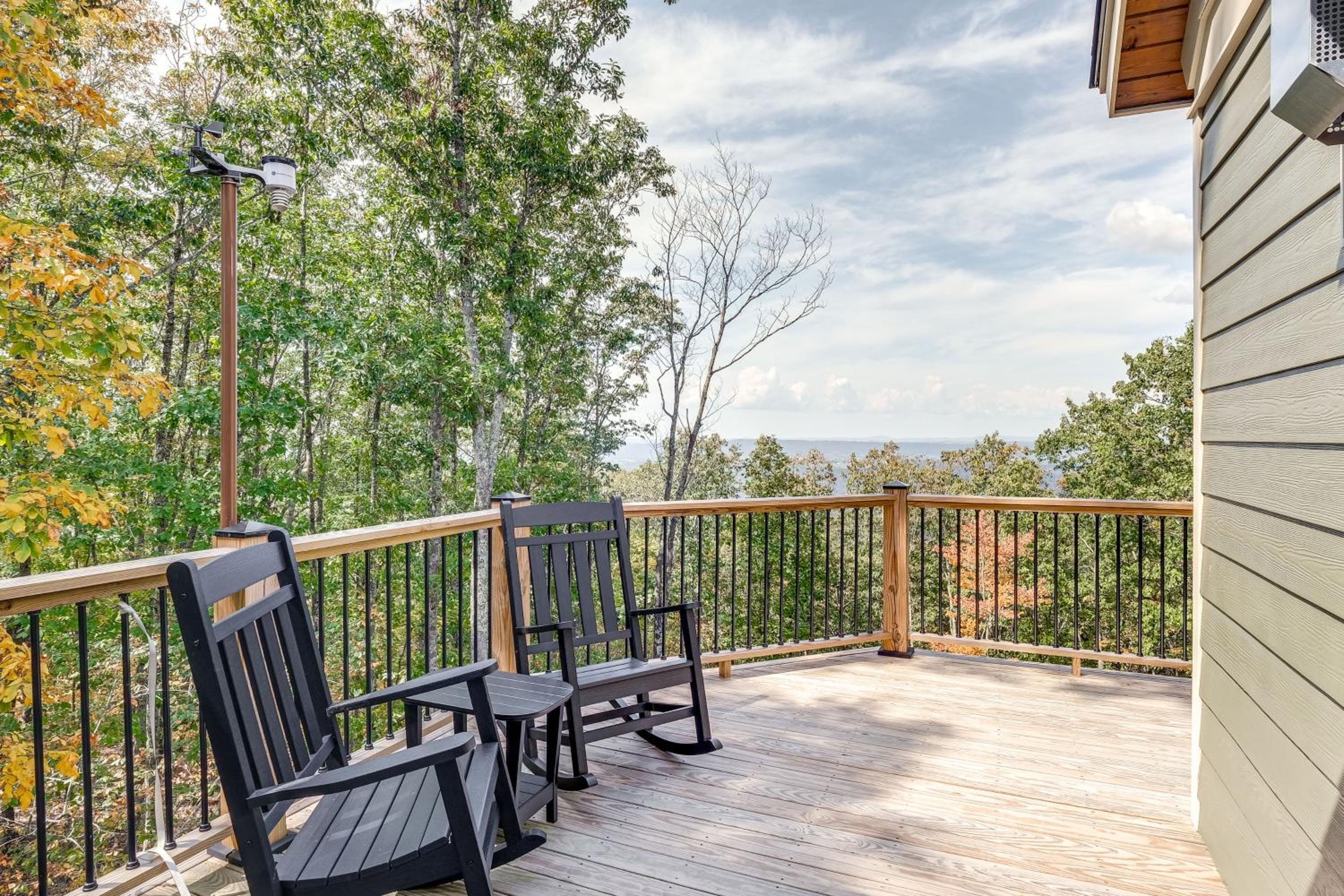 Mtn Views and Spacious Deck! Modern Caldwell Getaway