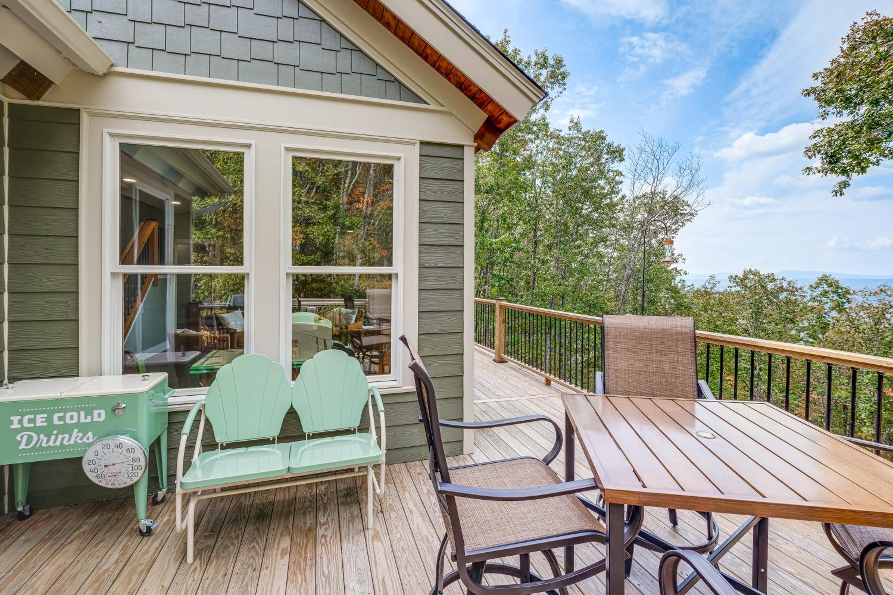 Mtn Views and Spacious Deck! Modern Caldwell Getaway