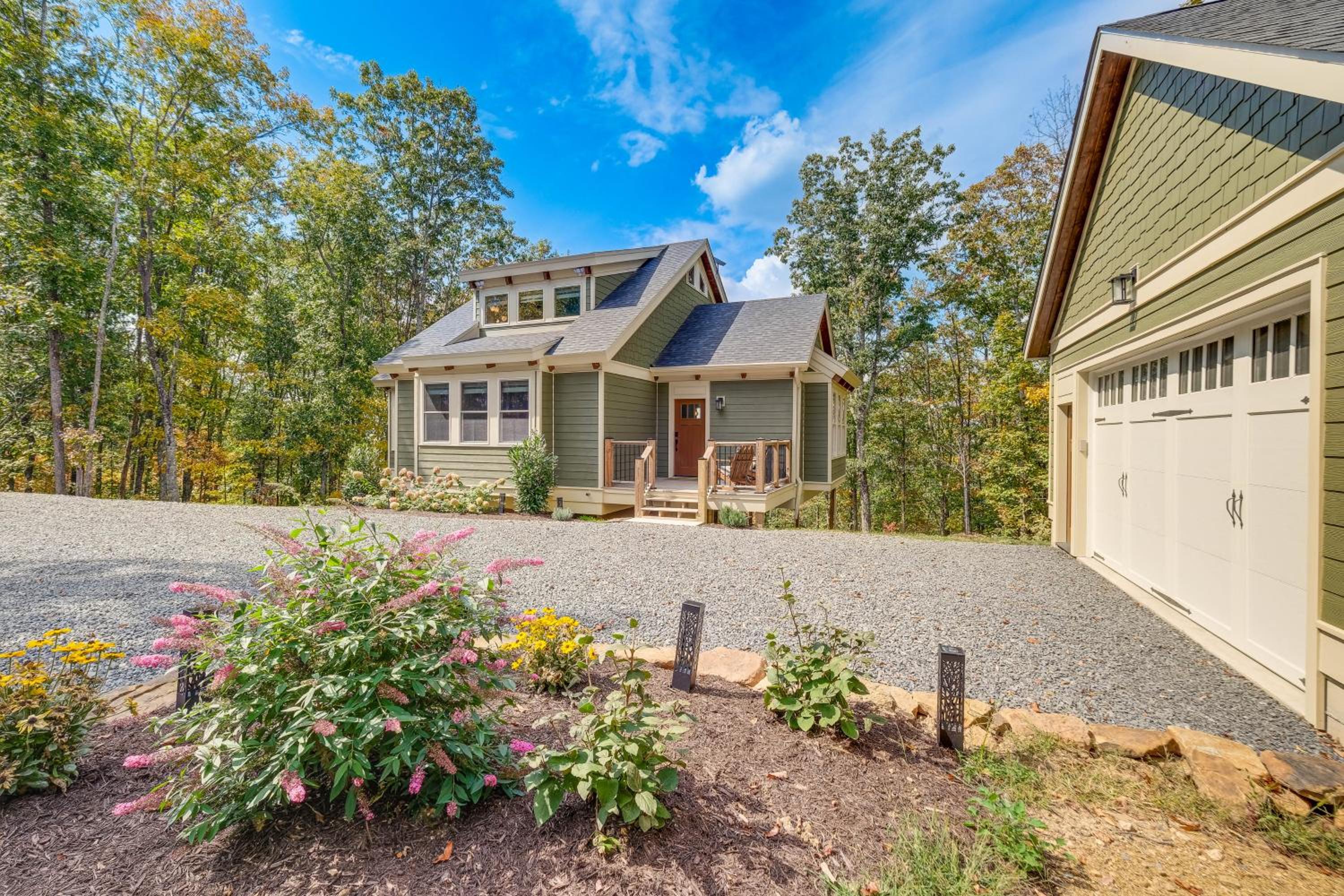 Mtn Views and Spacious Deck! Modern Caldwell Getaway