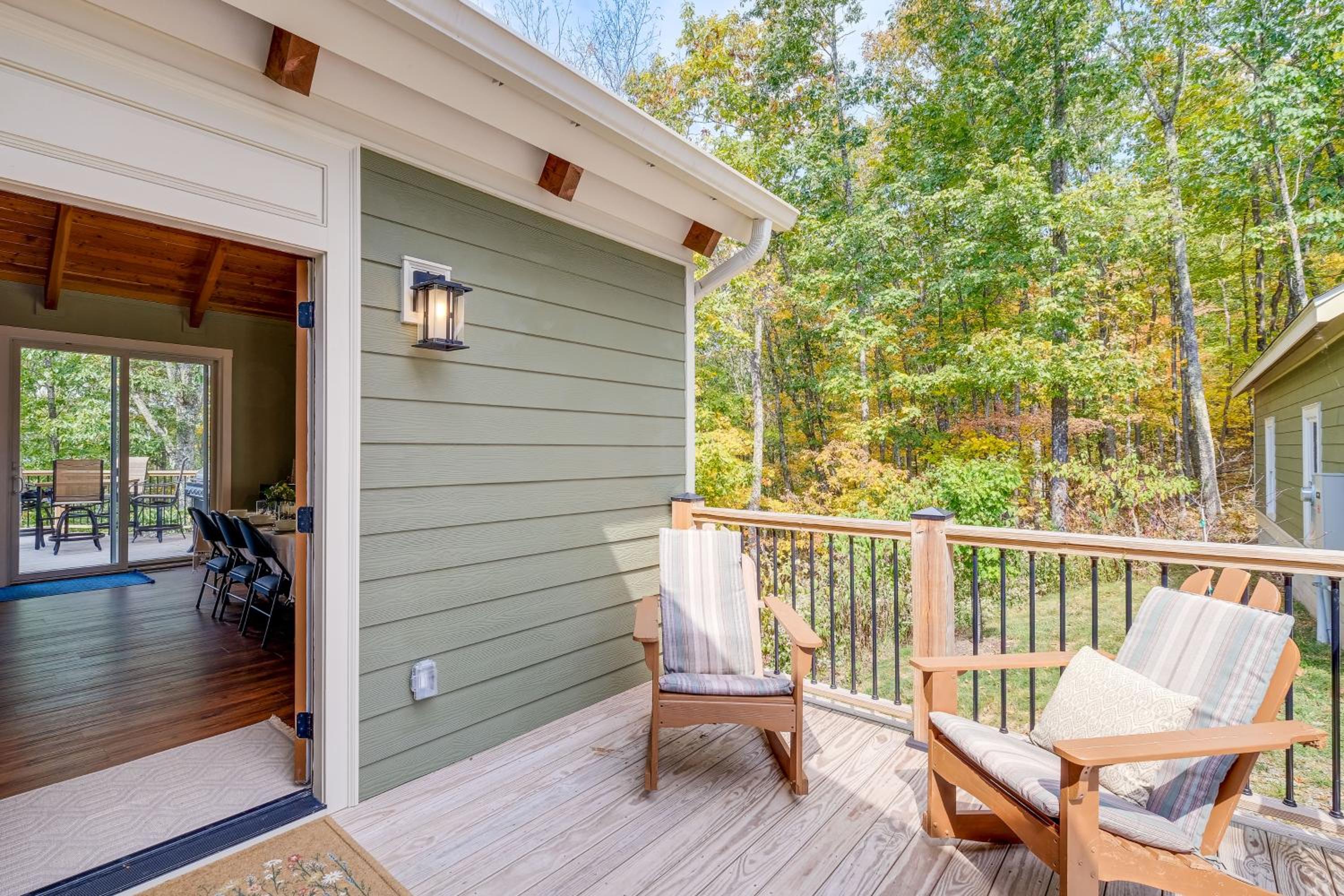 Mtn Views and Spacious Deck! Modern Caldwell Getaway