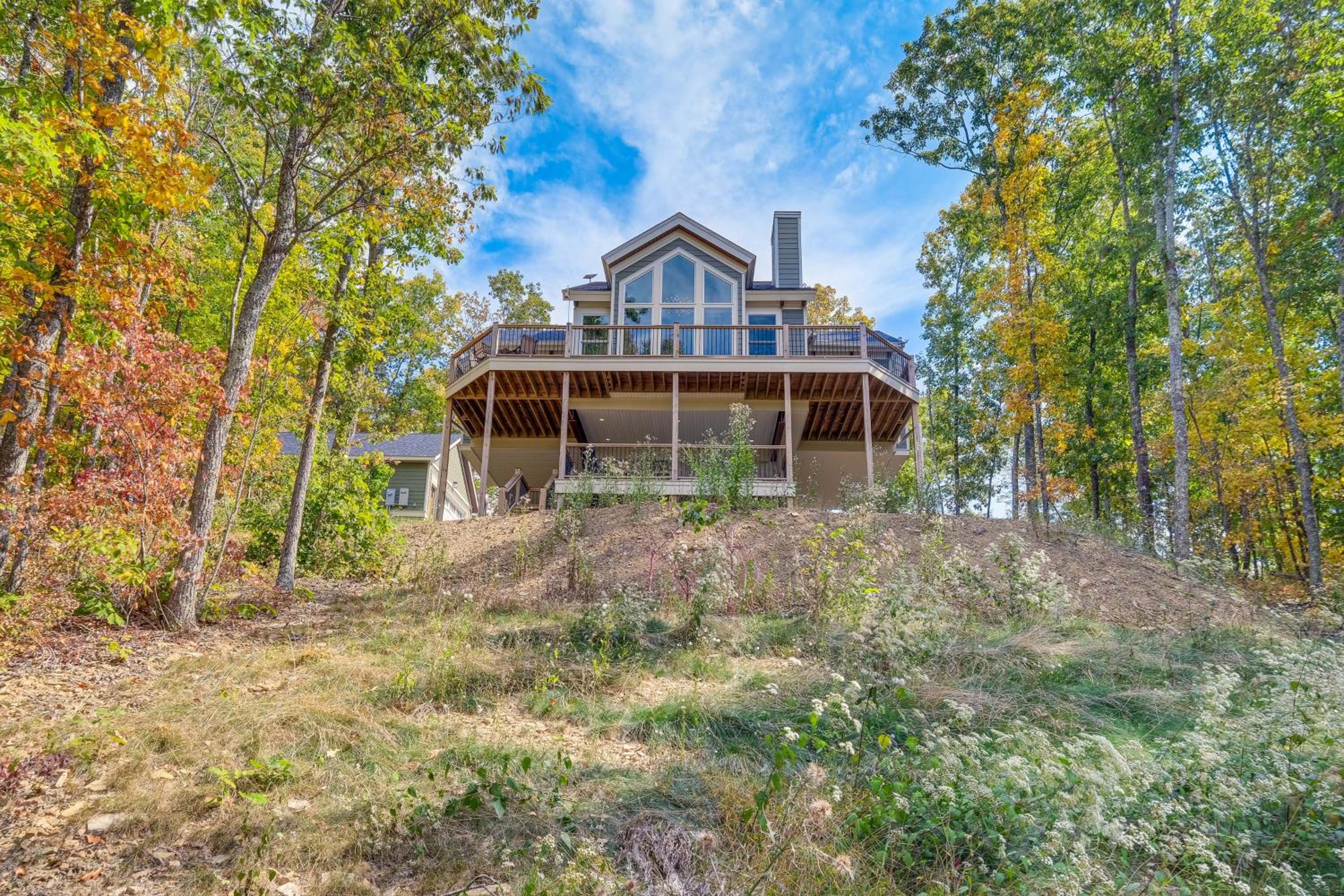 Mtn Views and Spacious Deck! Modern Caldwell Getaway