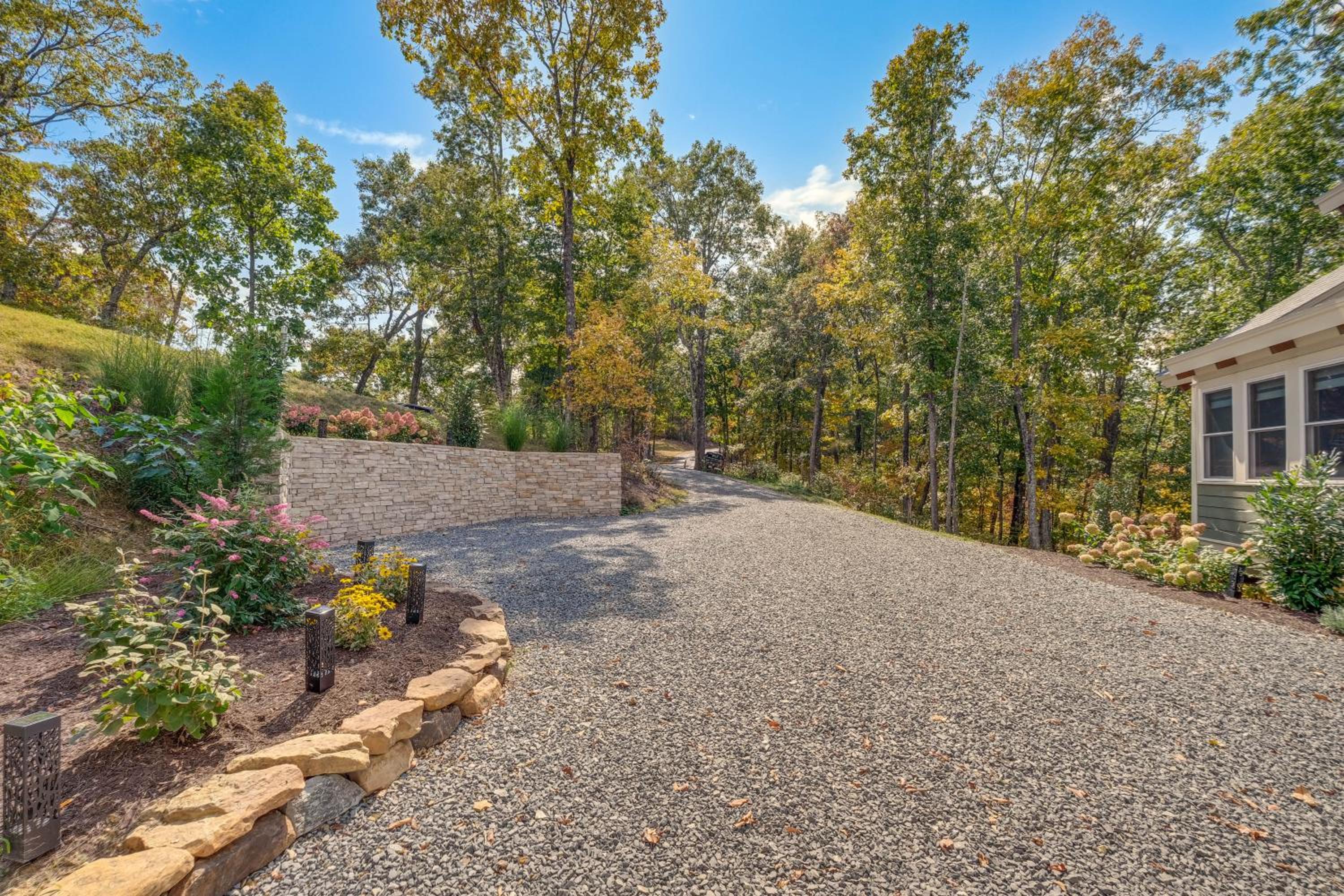 Mtn Views and Spacious Deck! Modern Caldwell Getaway