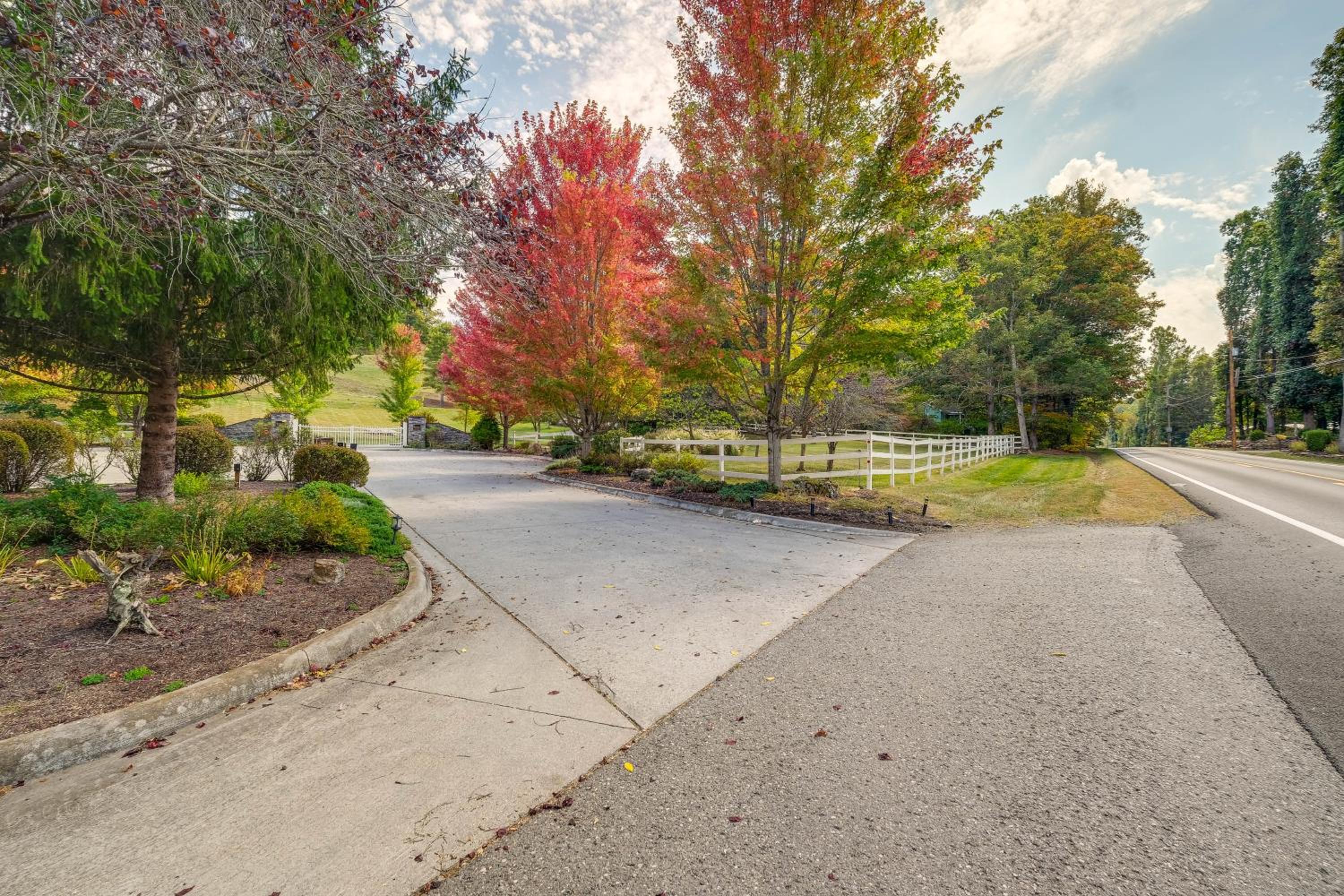 Mtn Views and Spacious Deck! Modern Caldwell Getaway