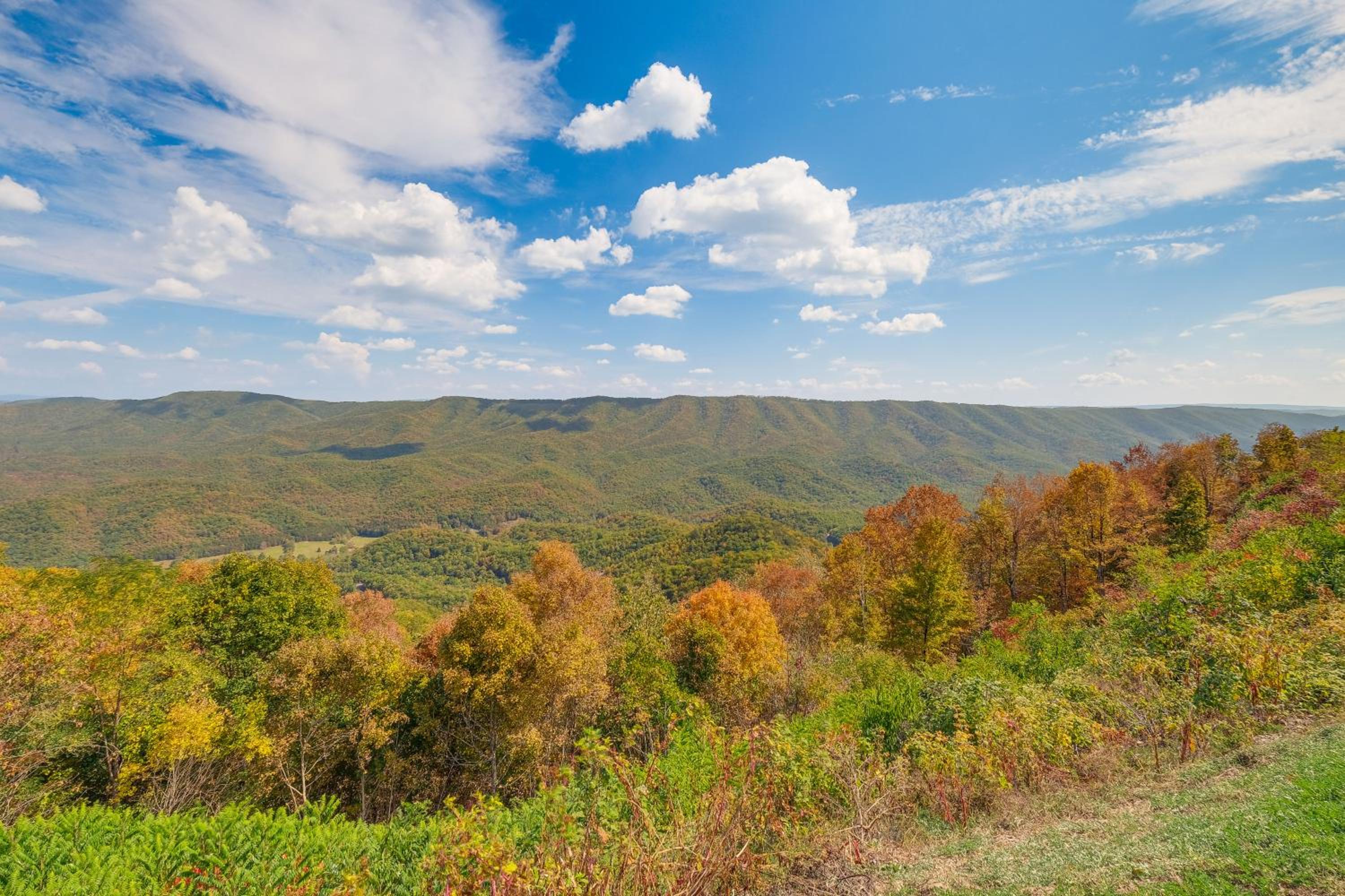 Mtn Views and Spacious Deck! Modern Caldwell Getaway