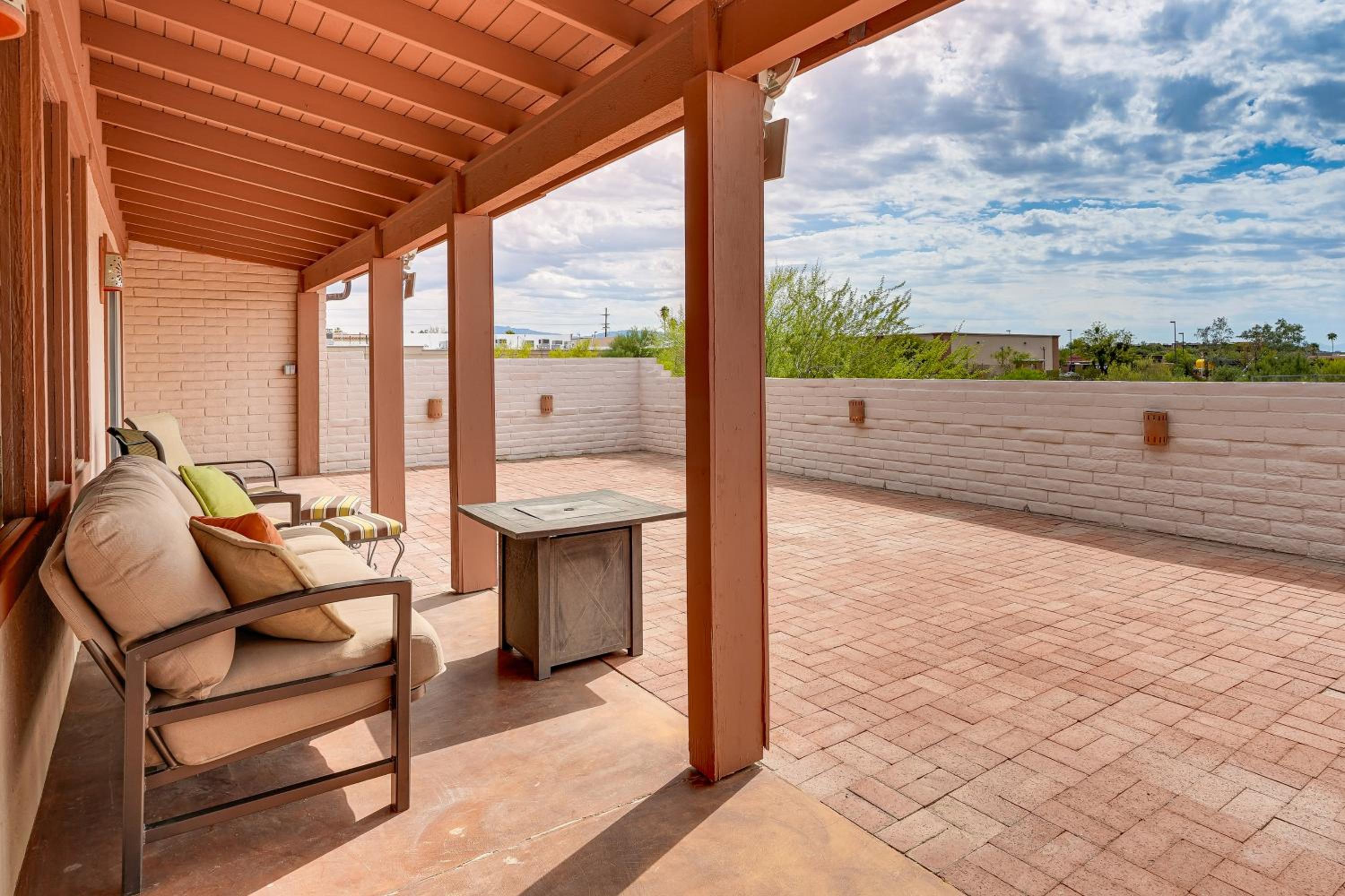 Mtn-View Townhome with Pools 5 Mi to Sabino Canyon!