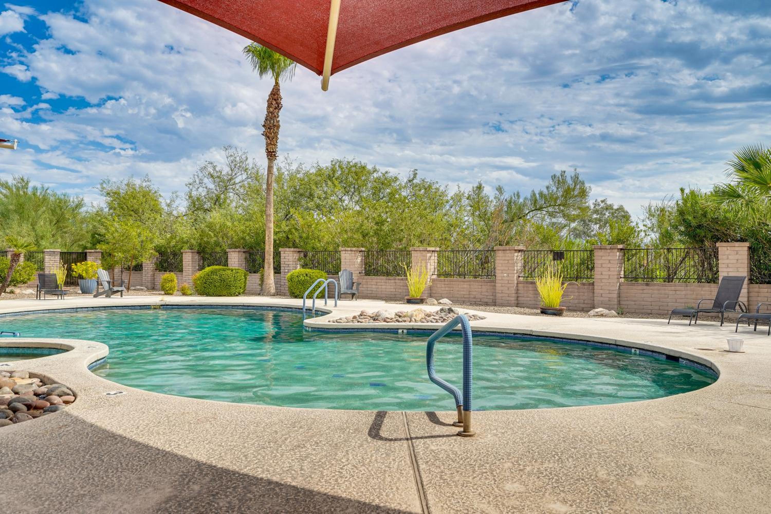 Mtn-View Townhome with Pools 5 Mi to Sabino Canyon!