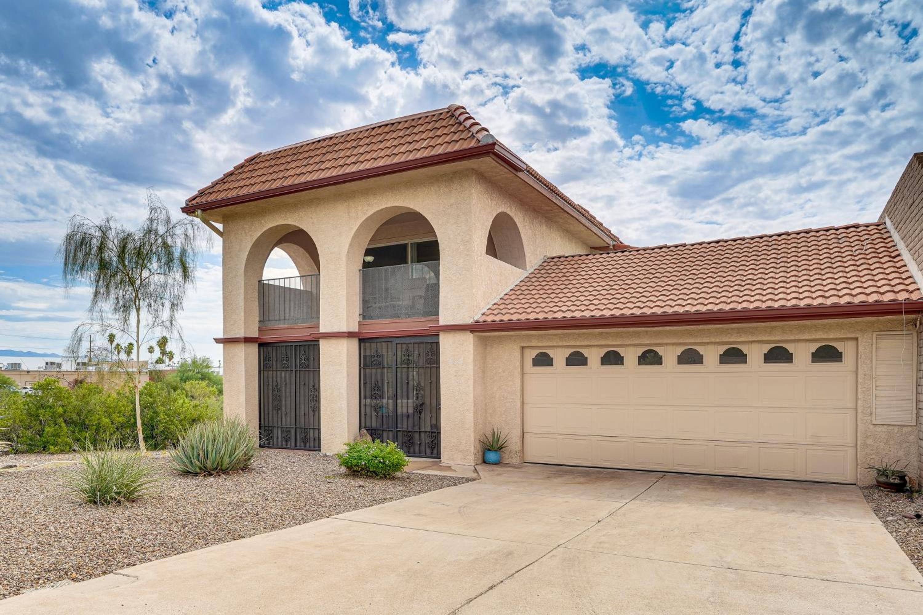 Mtn-View Townhome with Pools 5 Mi to Sabino Canyon!