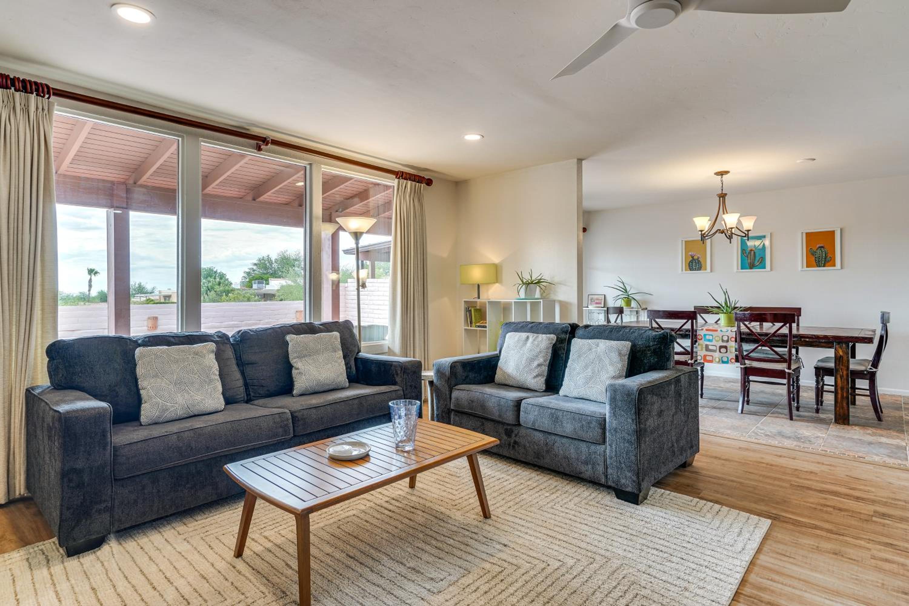 Mtn-View Townhome with Pools 5 Mi to Sabino Canyon!
