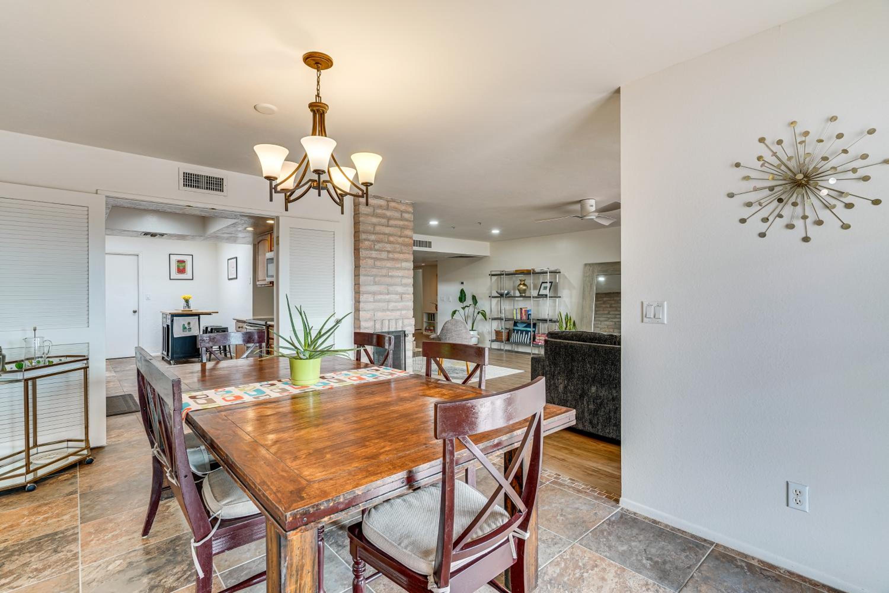 Mtn-View Townhome with Pools 5 Mi to Sabino Canyon!