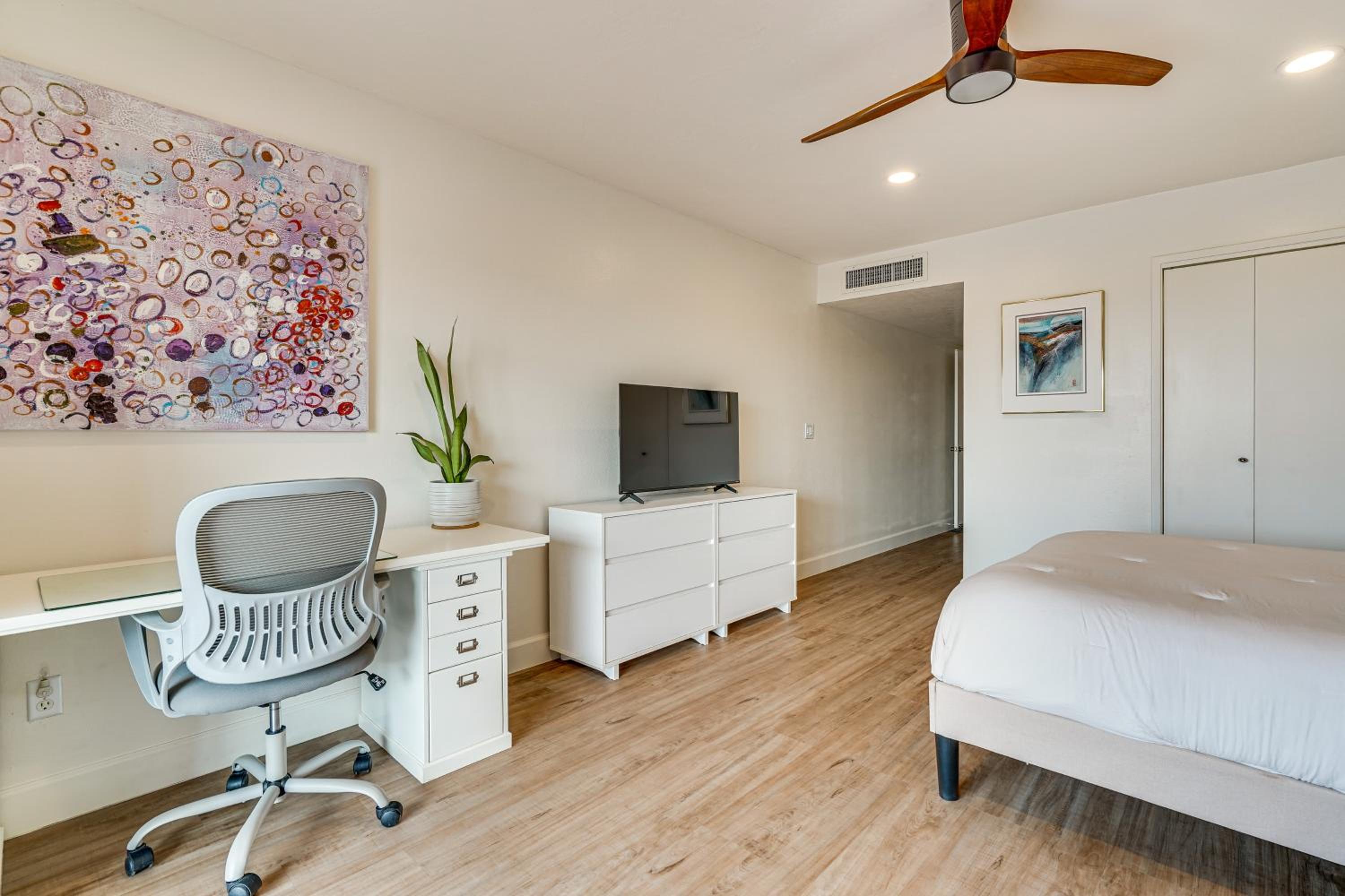 Mtn-View Townhome with Pools 5 Mi to Sabino Canyon!