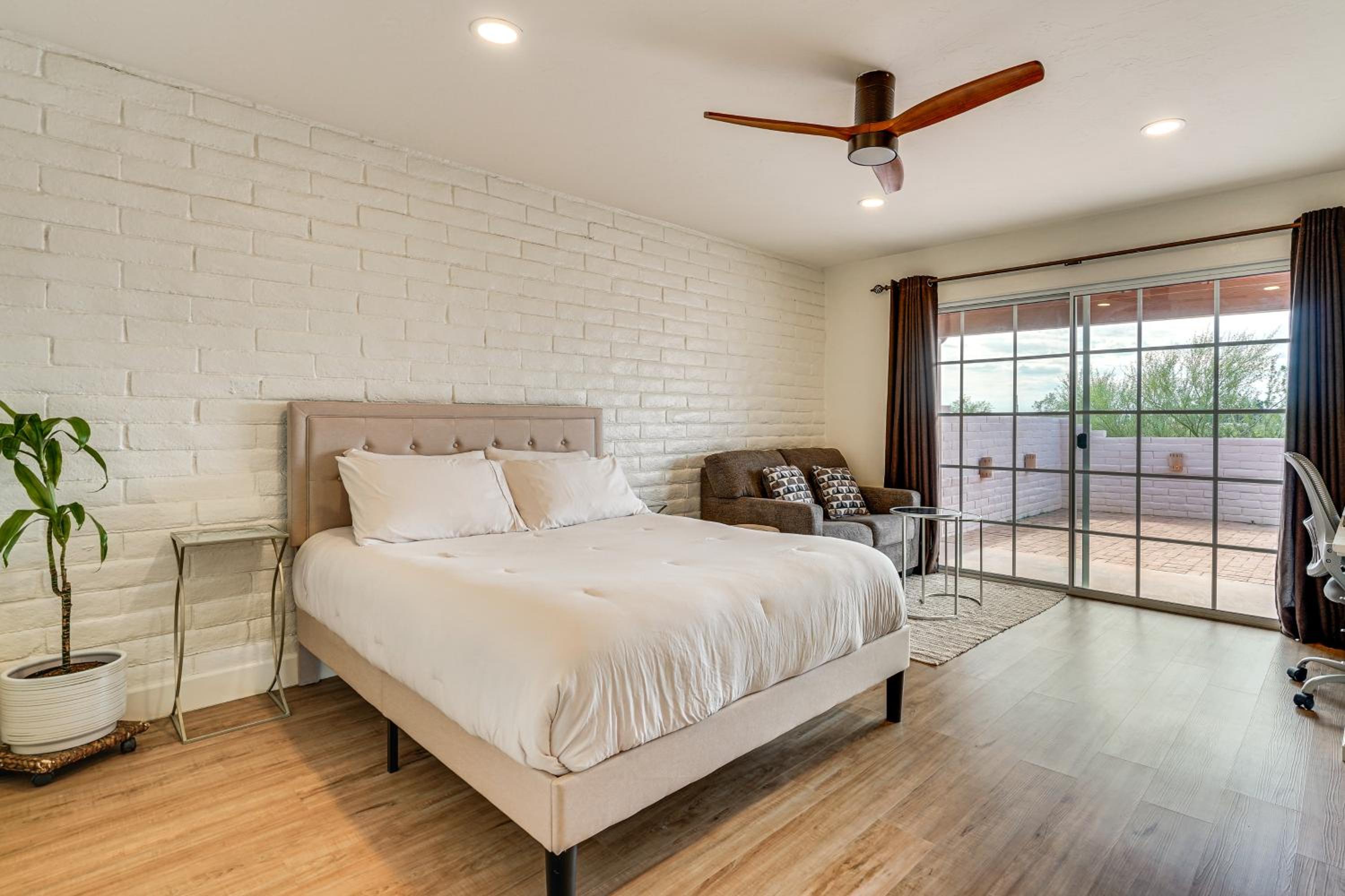 Mtn-View Townhome with Pools 5 Mi to Sabino Canyon!