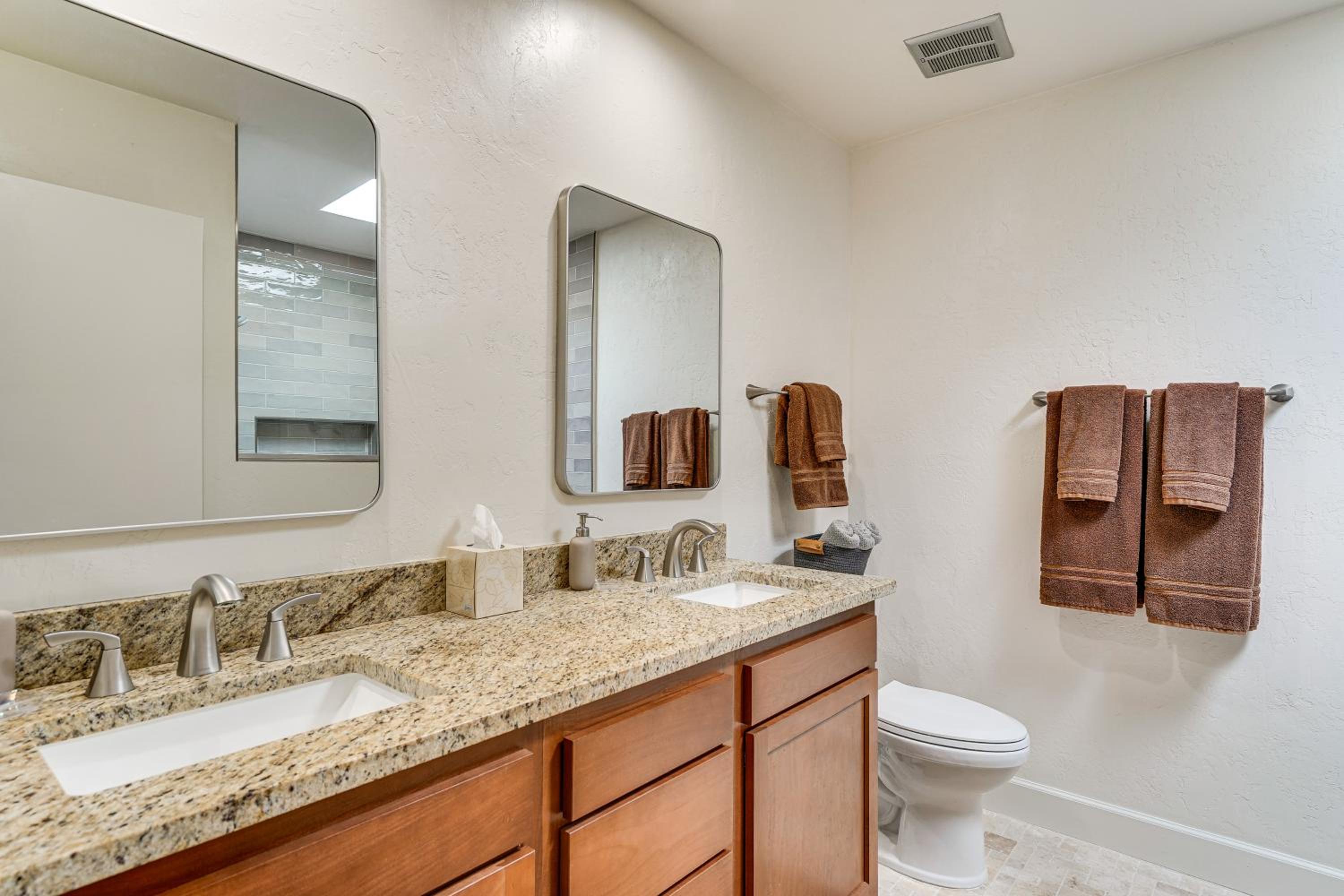 Mtn-View Townhome with Pools 5 Mi to Sabino Canyon!