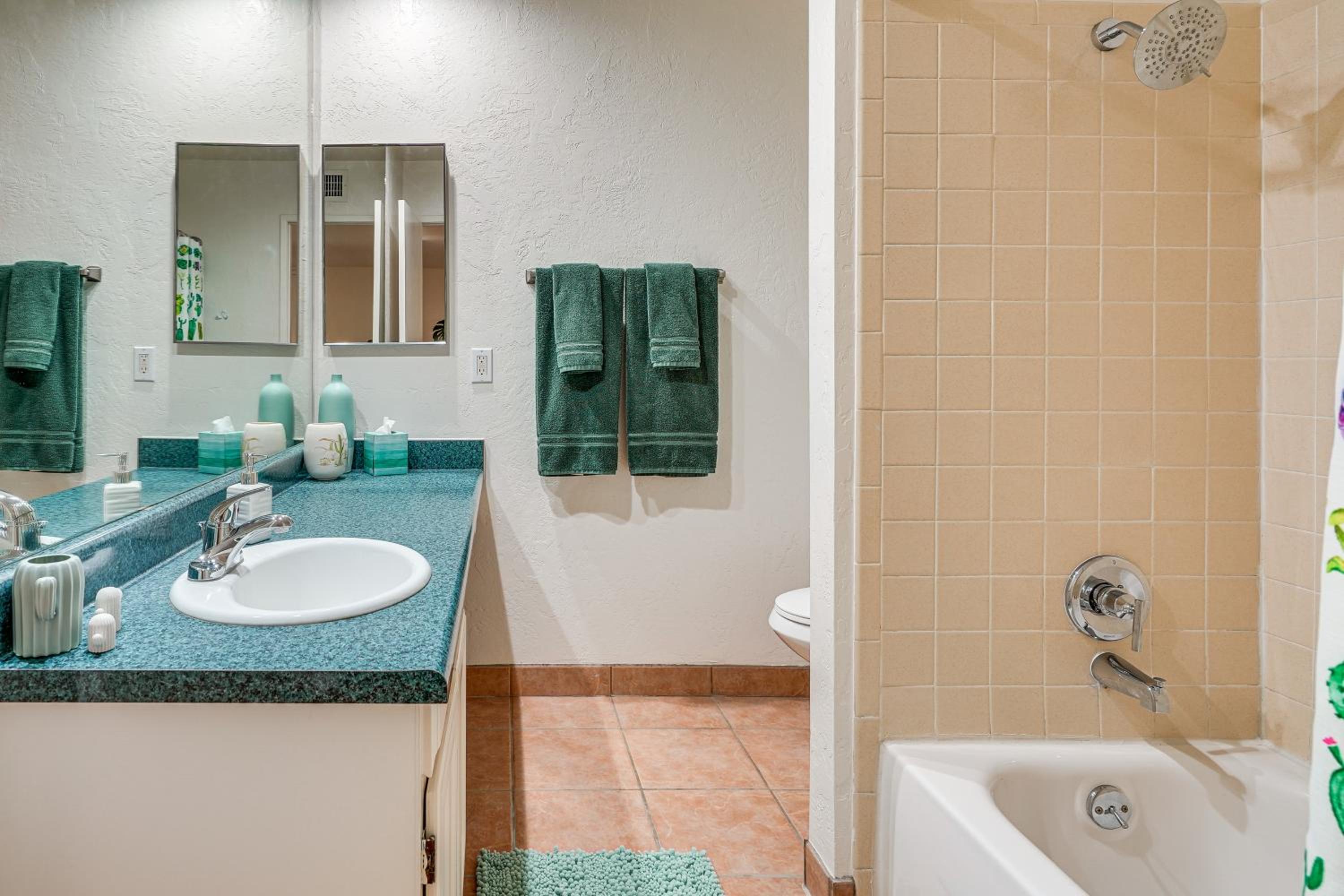 Mtn-View Townhome with Pools 5 Mi to Sabino Canyon!