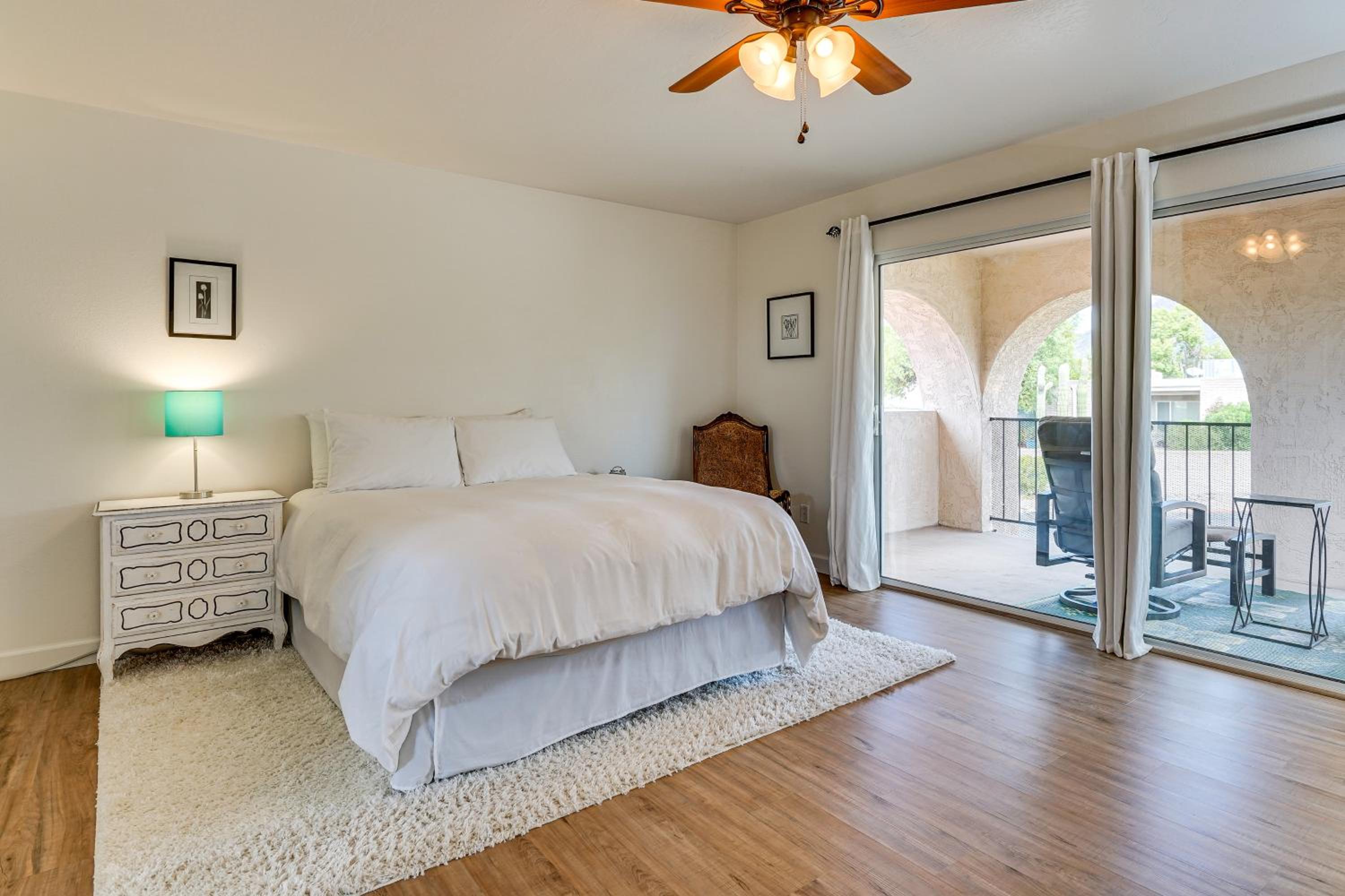 Mtn-View Townhome with Pools 5 Mi to Sabino Canyon!