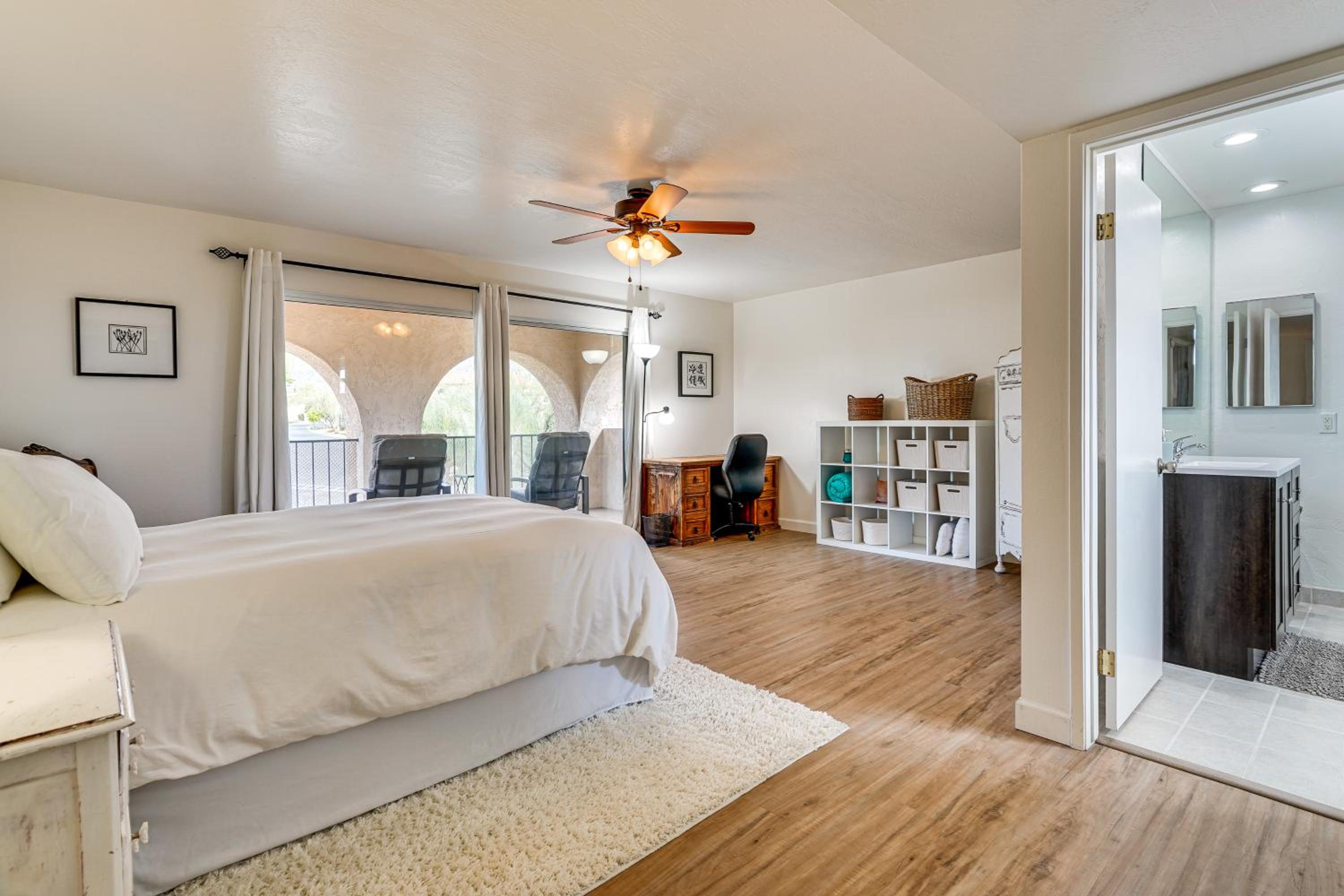Mtn-View Townhome with Pools 5 Mi to Sabino Canyon!