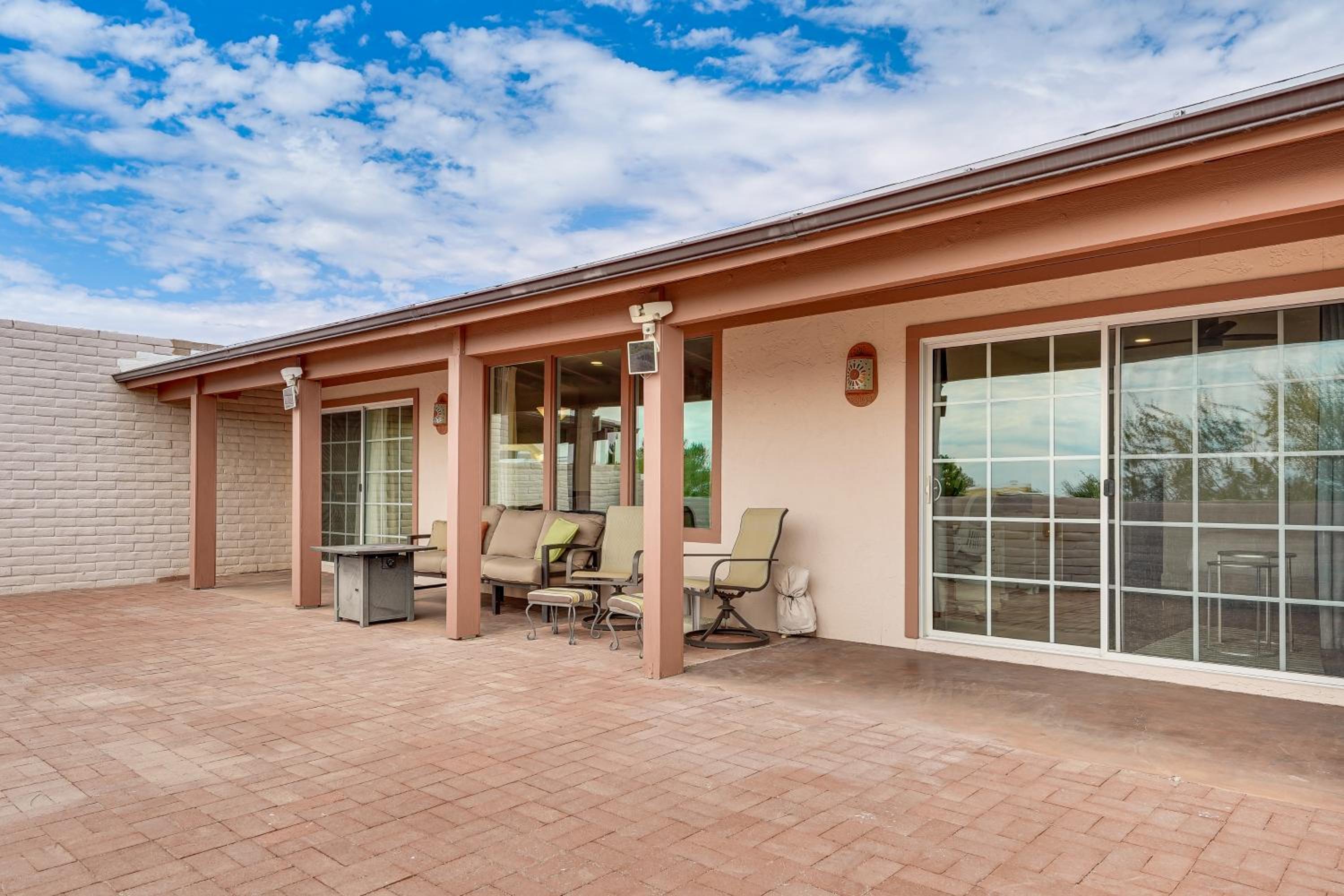 Mtn-View Townhome with Pools 5 Mi to Sabino Canyon!