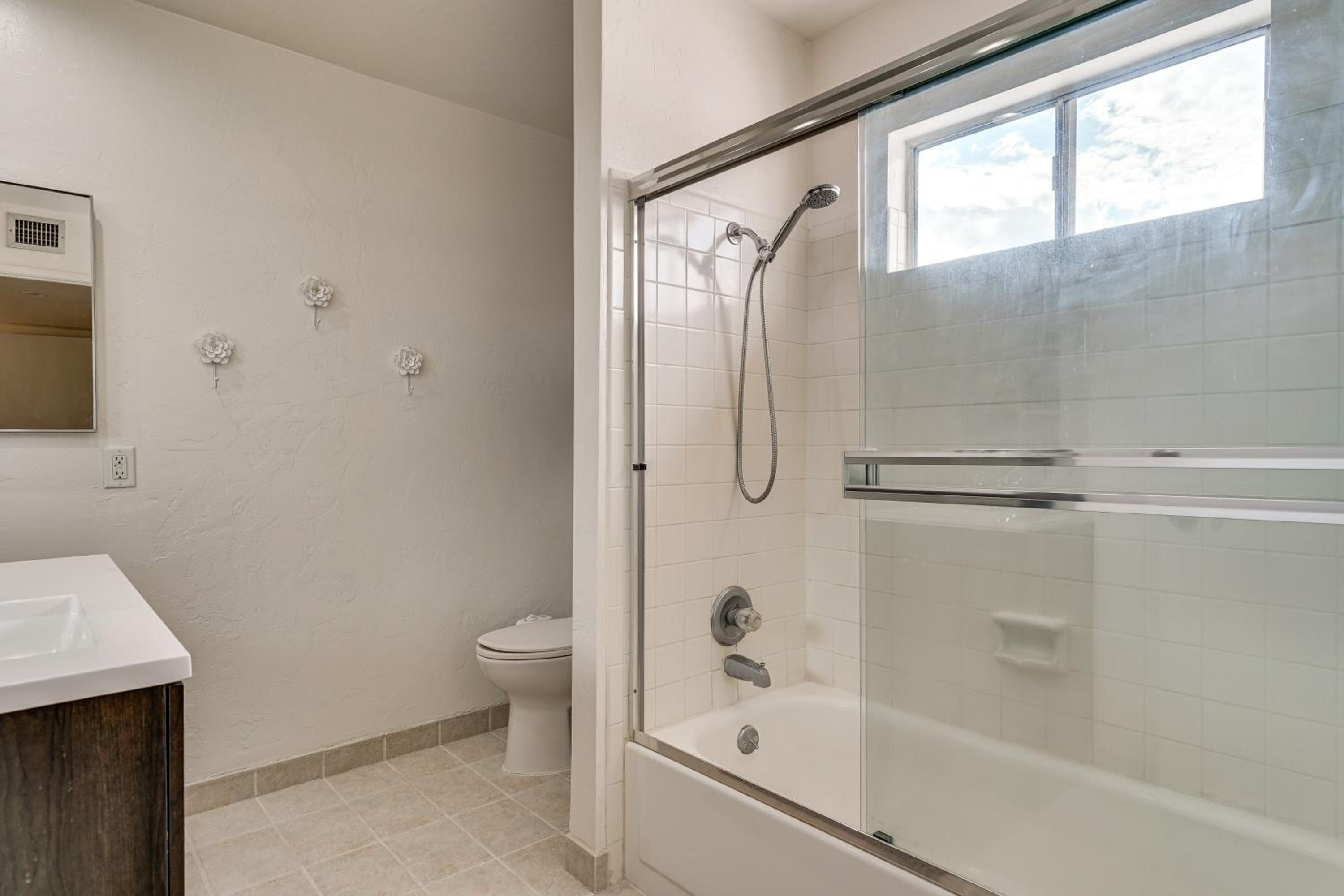 Mtn-View Townhome with Pools 5 Mi to Sabino Canyon!