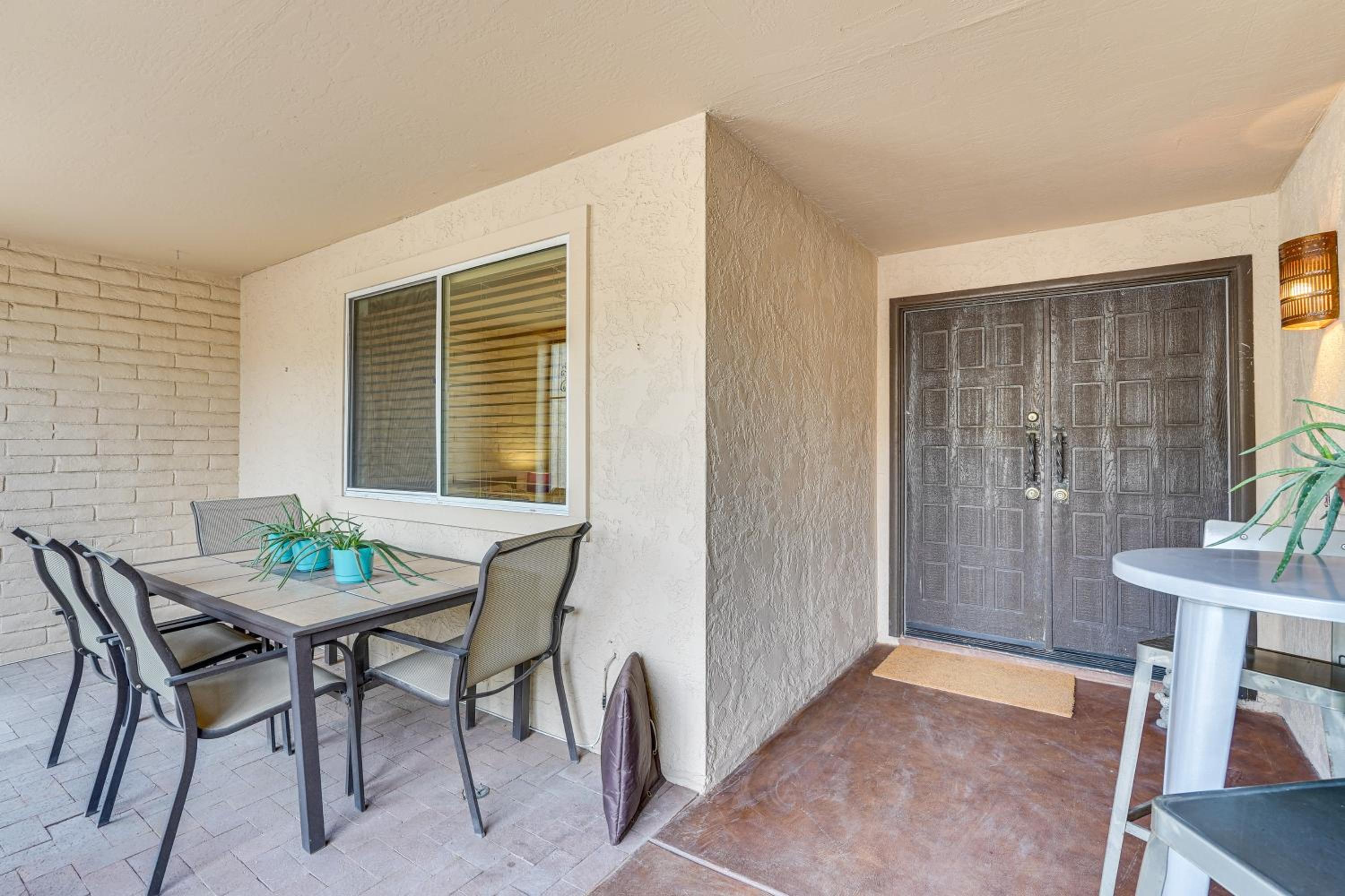 Mtn-View Townhome with Pools 5 Mi to Sabino Canyon!