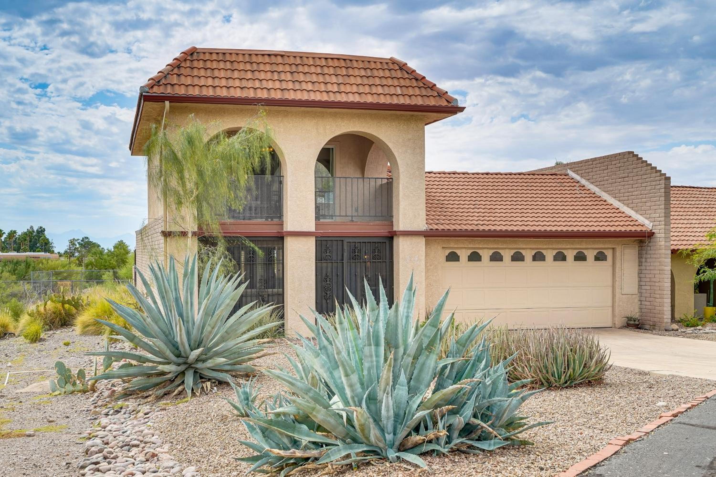 Mtn-View Townhome with Pools 5 Mi to Sabino Canyon!