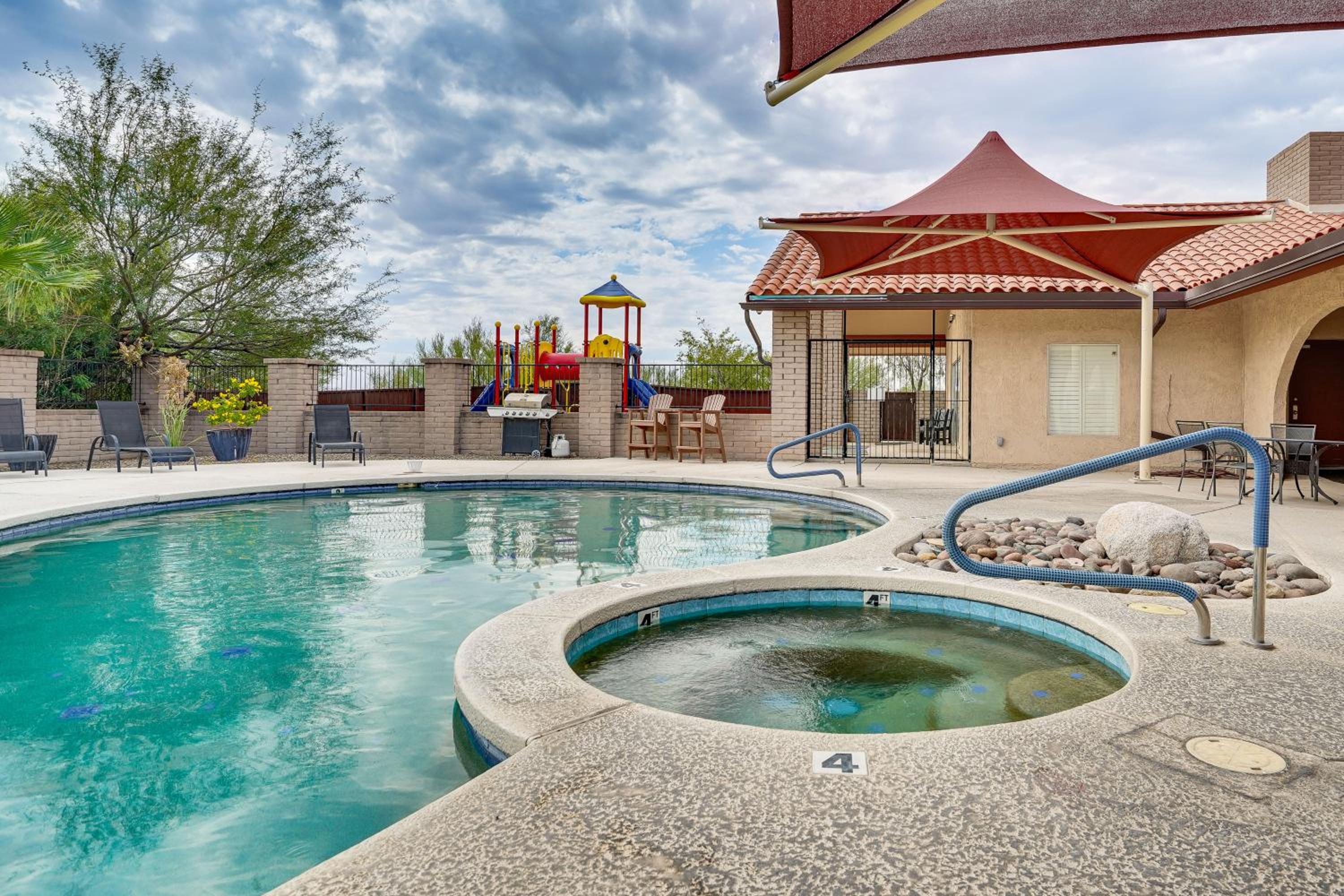 Mtn-View Townhome with Pools 5 Mi to Sabino Canyon!