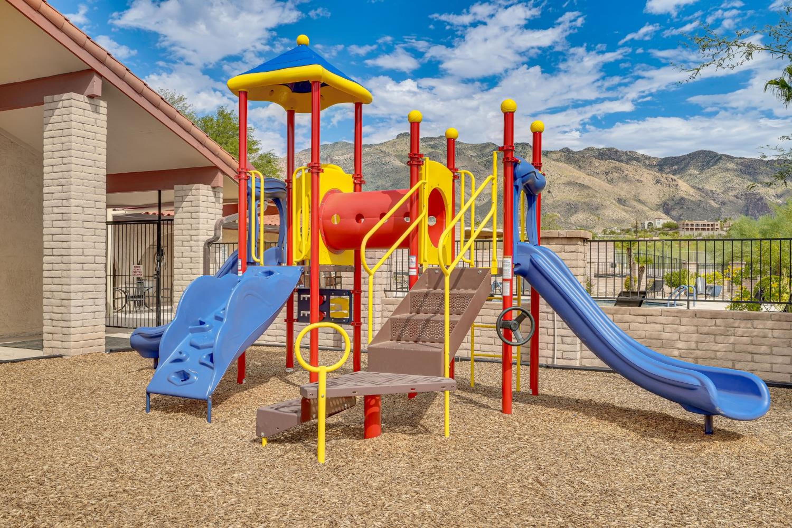 Mtn-View Townhome with Pools 5 Mi to Sabino Canyon!