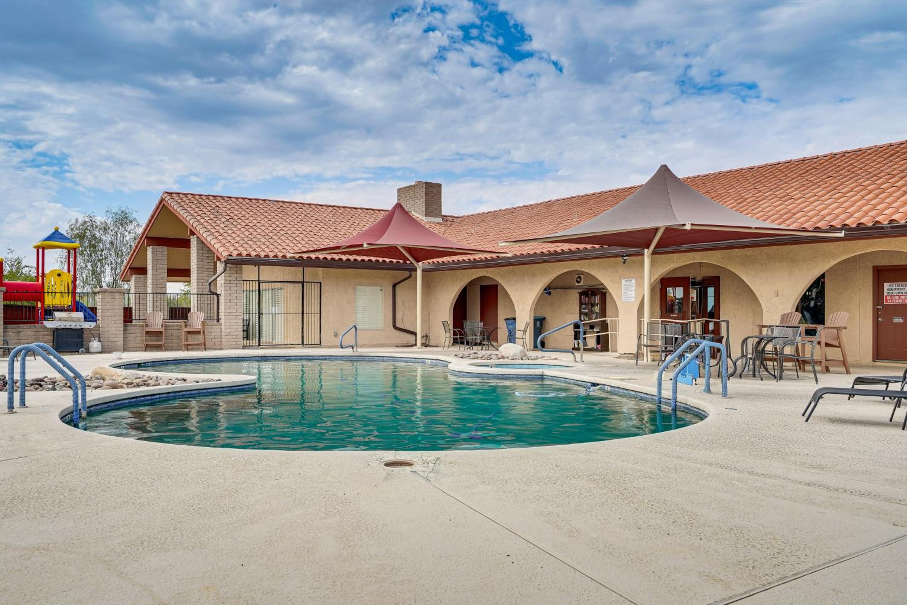 Mtn-View Townhome with Pools 5 Mi to Sabino Canyon!