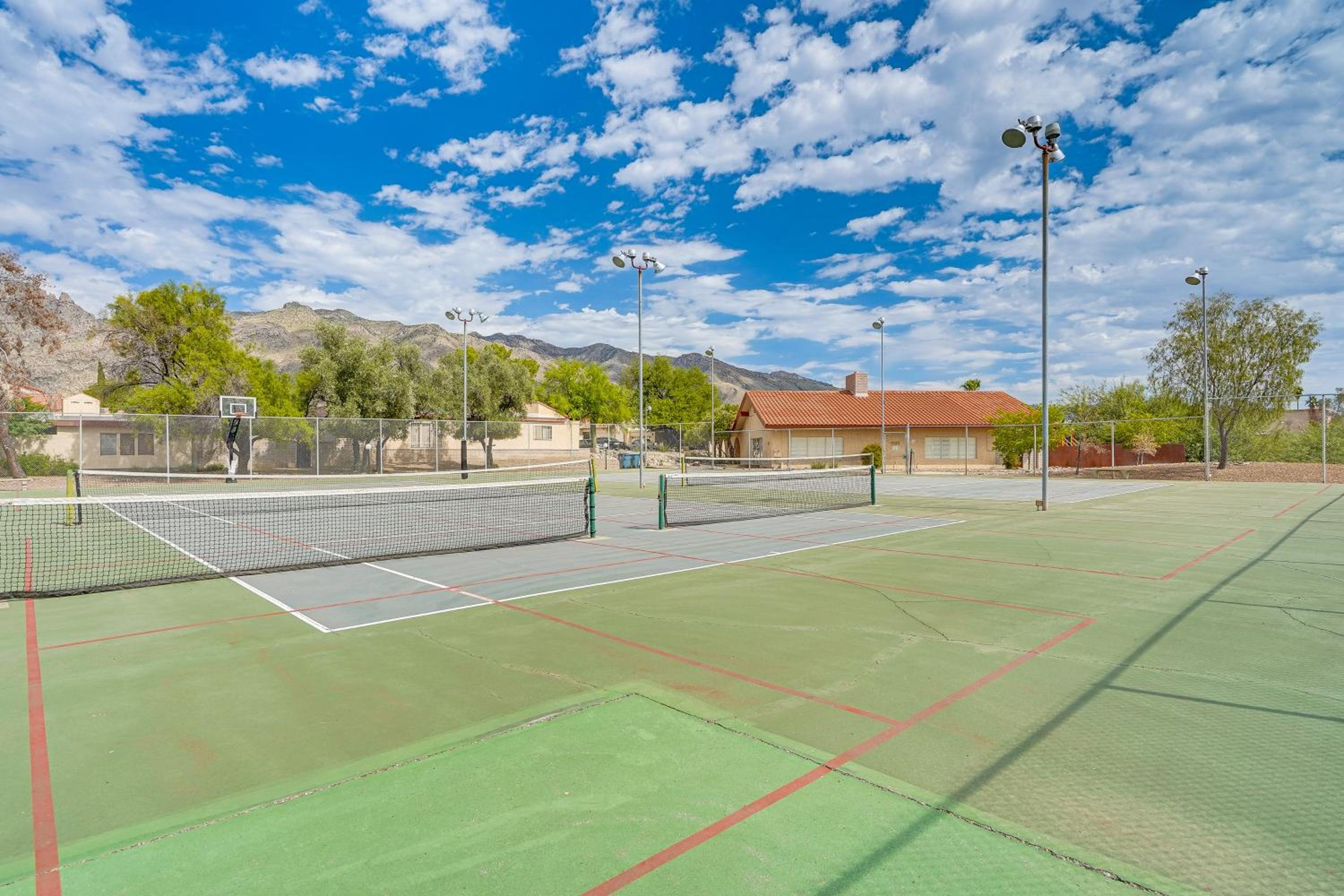 Mtn-View Townhome with Pools 5 Mi to Sabino Canyon!