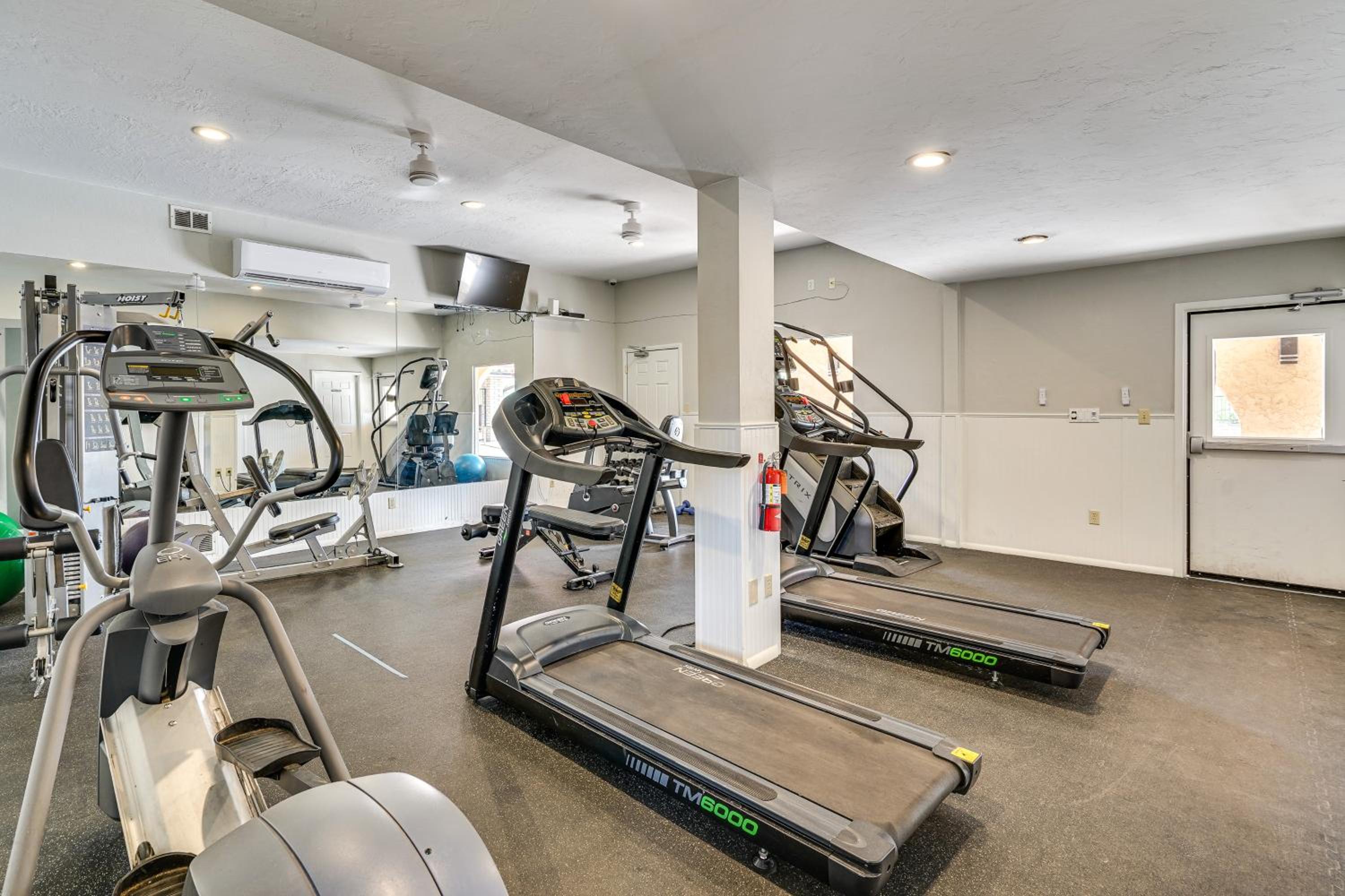 Mtn-View Townhome with Pools 5 Mi to Sabino Canyon!