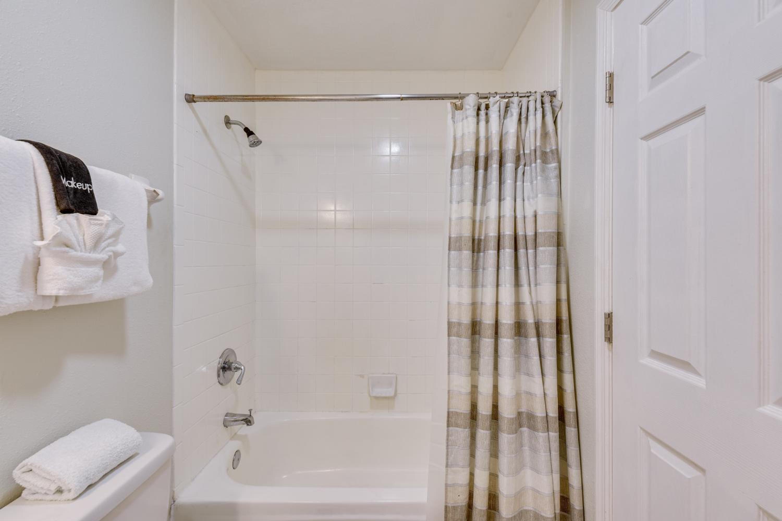 2 Mi to Ocean! Poolside Escape in Miramar Beach