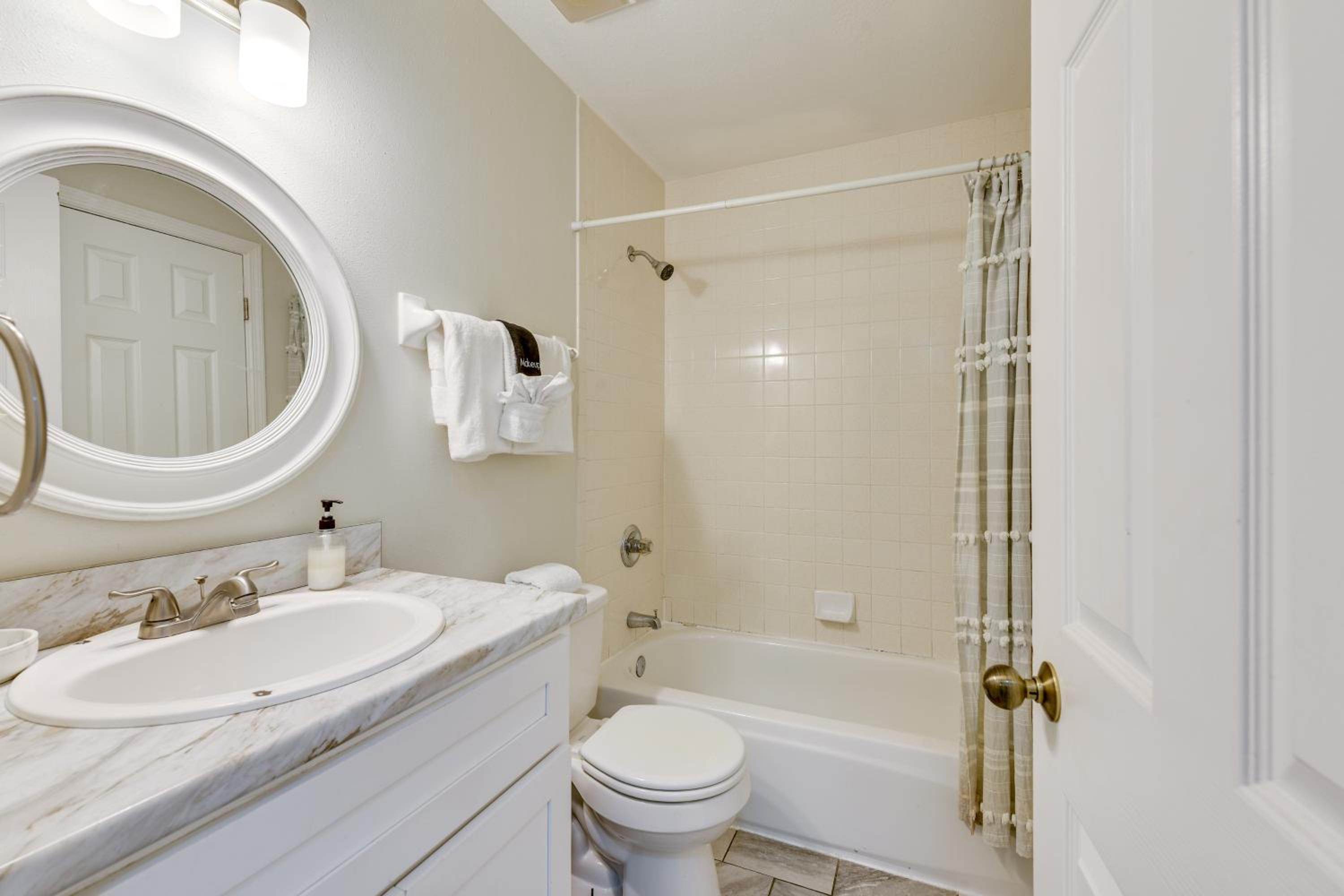 2 Mi to Ocean! Poolside Escape in Miramar Beach