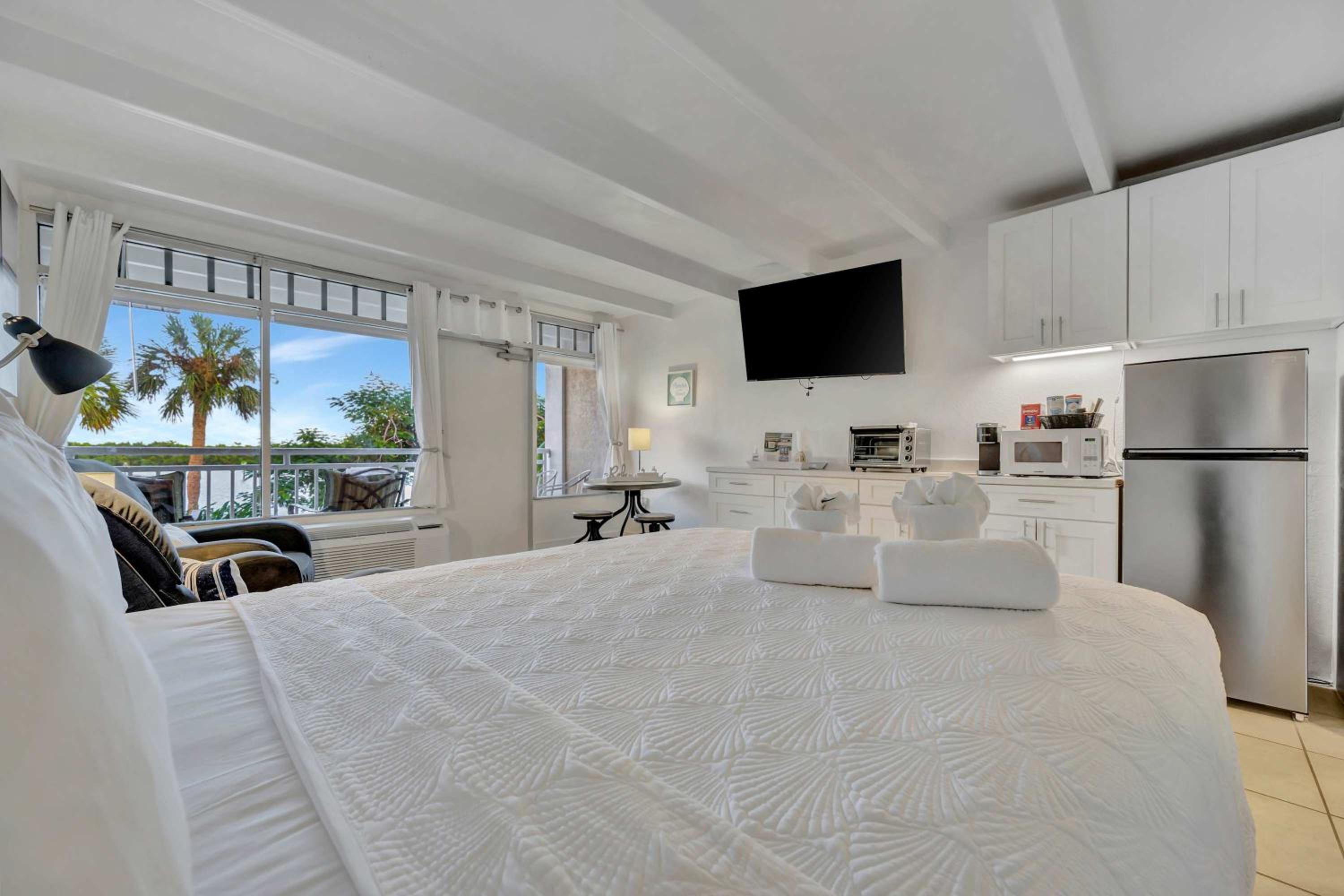Sunset Suite Heated Pool Tennis & Gym Balcony