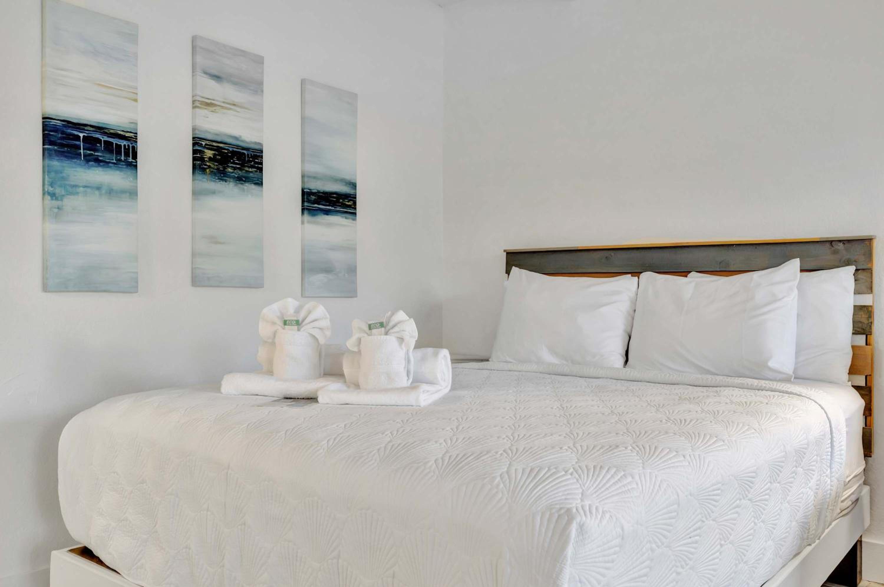 Sunset Suite Heated Pool Tennis & Gym Balcony