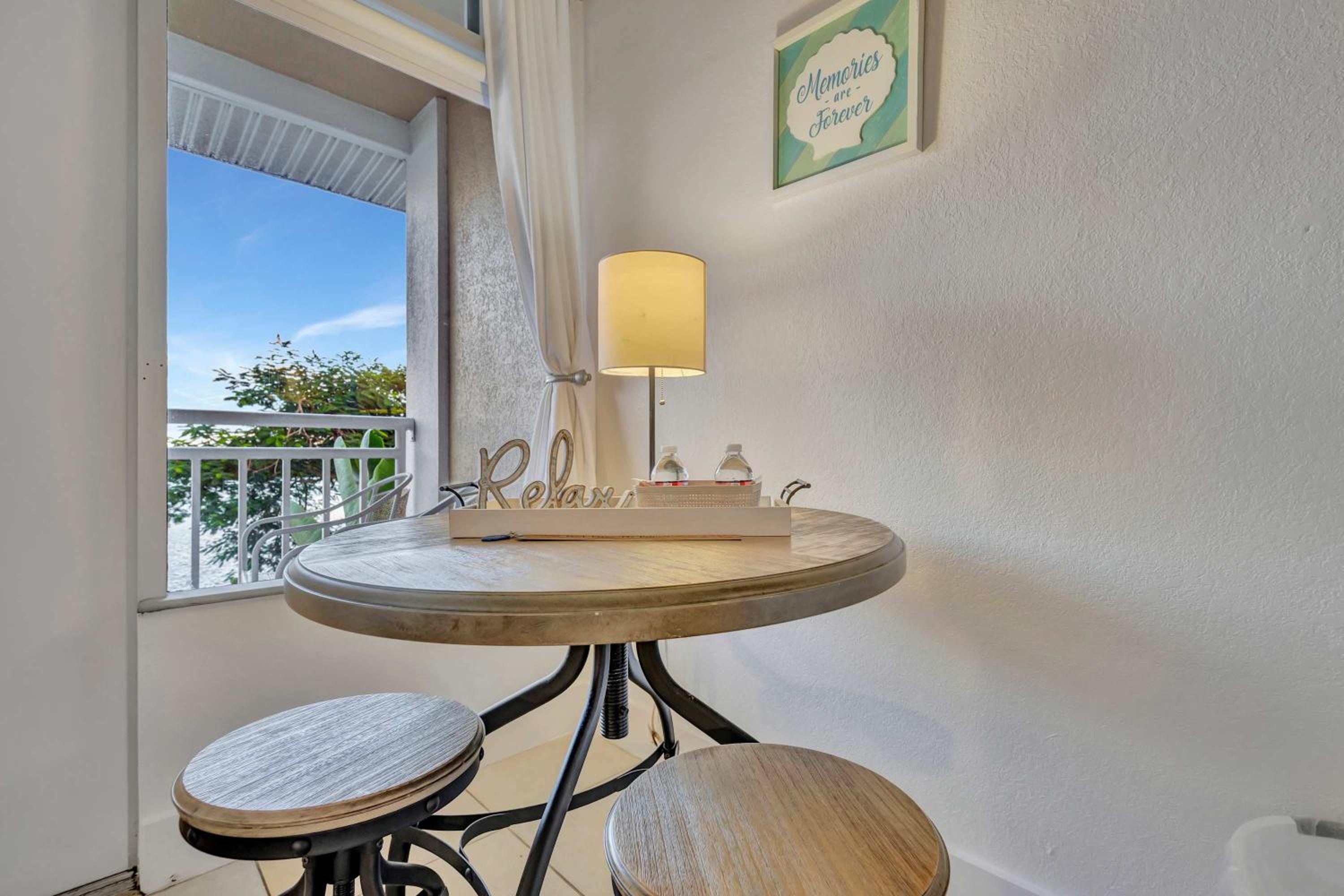 Sunset Suite Heated Pool Tennis & Gym Balcony