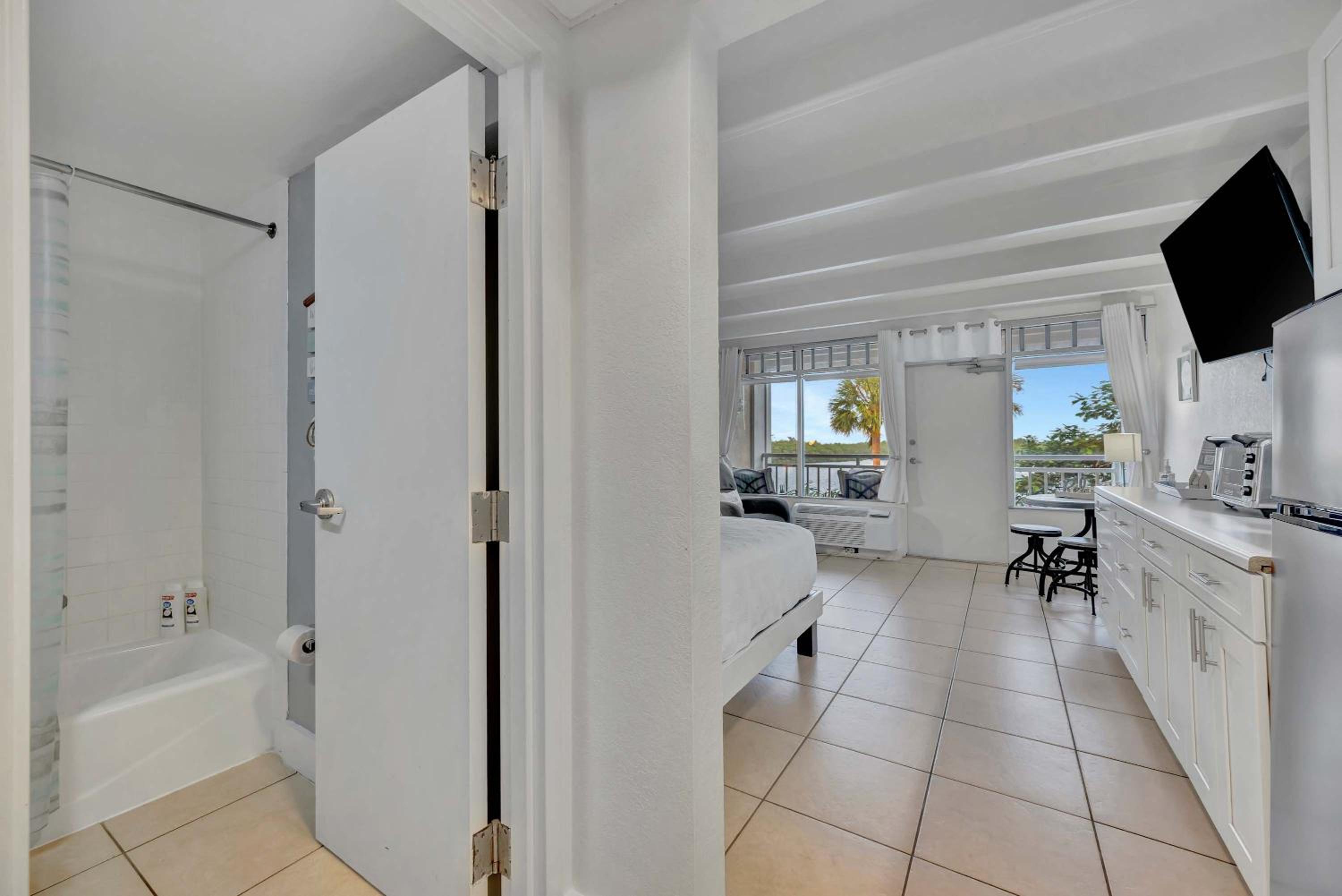 Sunset Suite Heated Pool Tennis & Gym Balcony