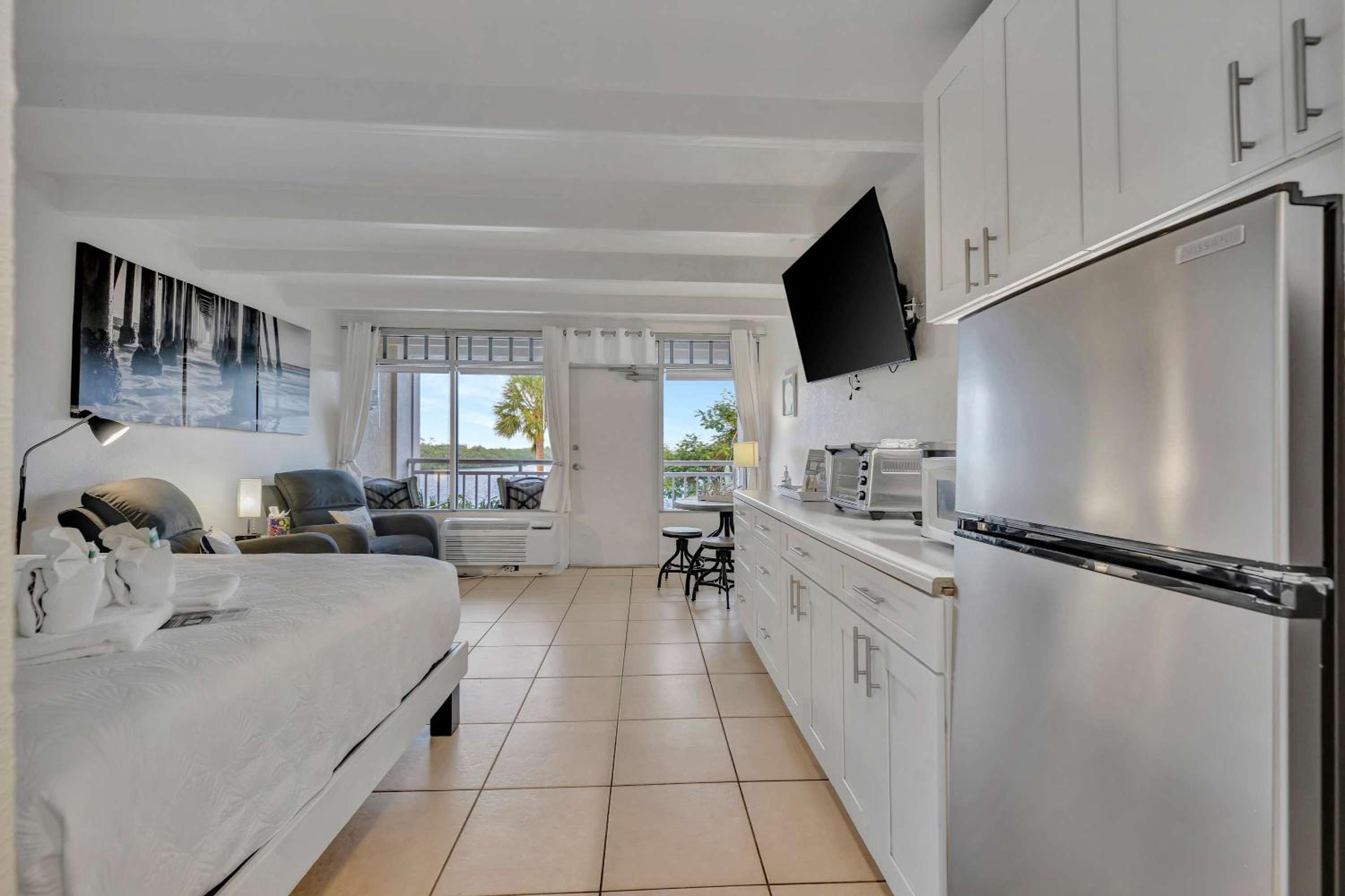 Sunset Suite Heated Pool Tennis & Gym Balcony