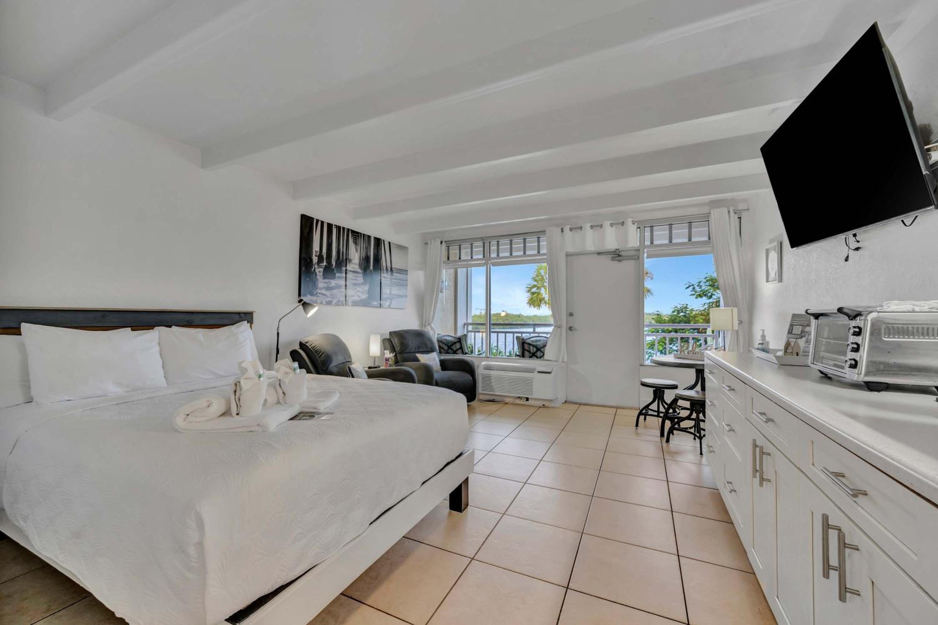 Sunset Suite Heated Pool Tennis & Gym Balcony