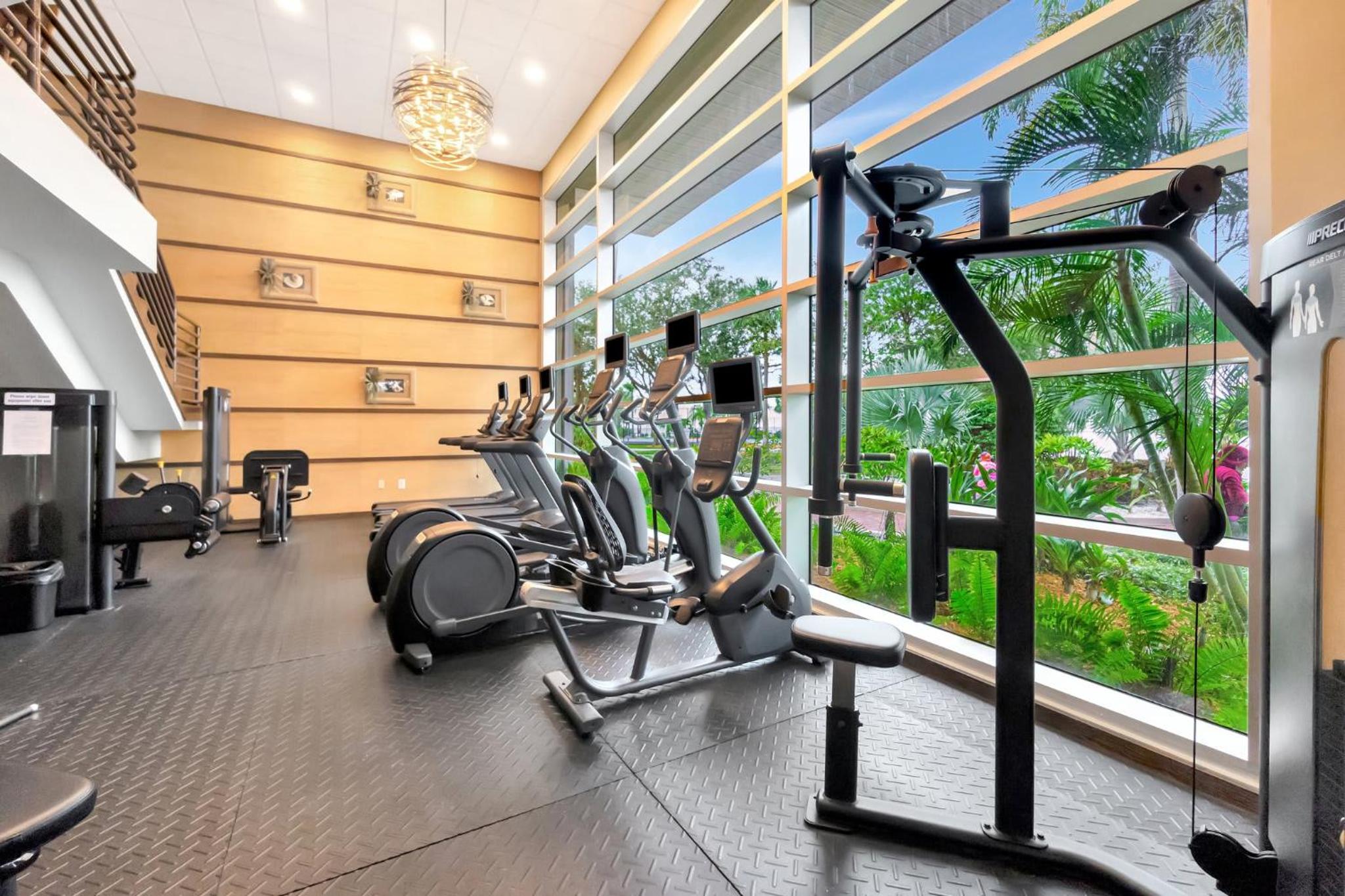 Sunset Suite Heated Pool Tennis & Gym Balcony