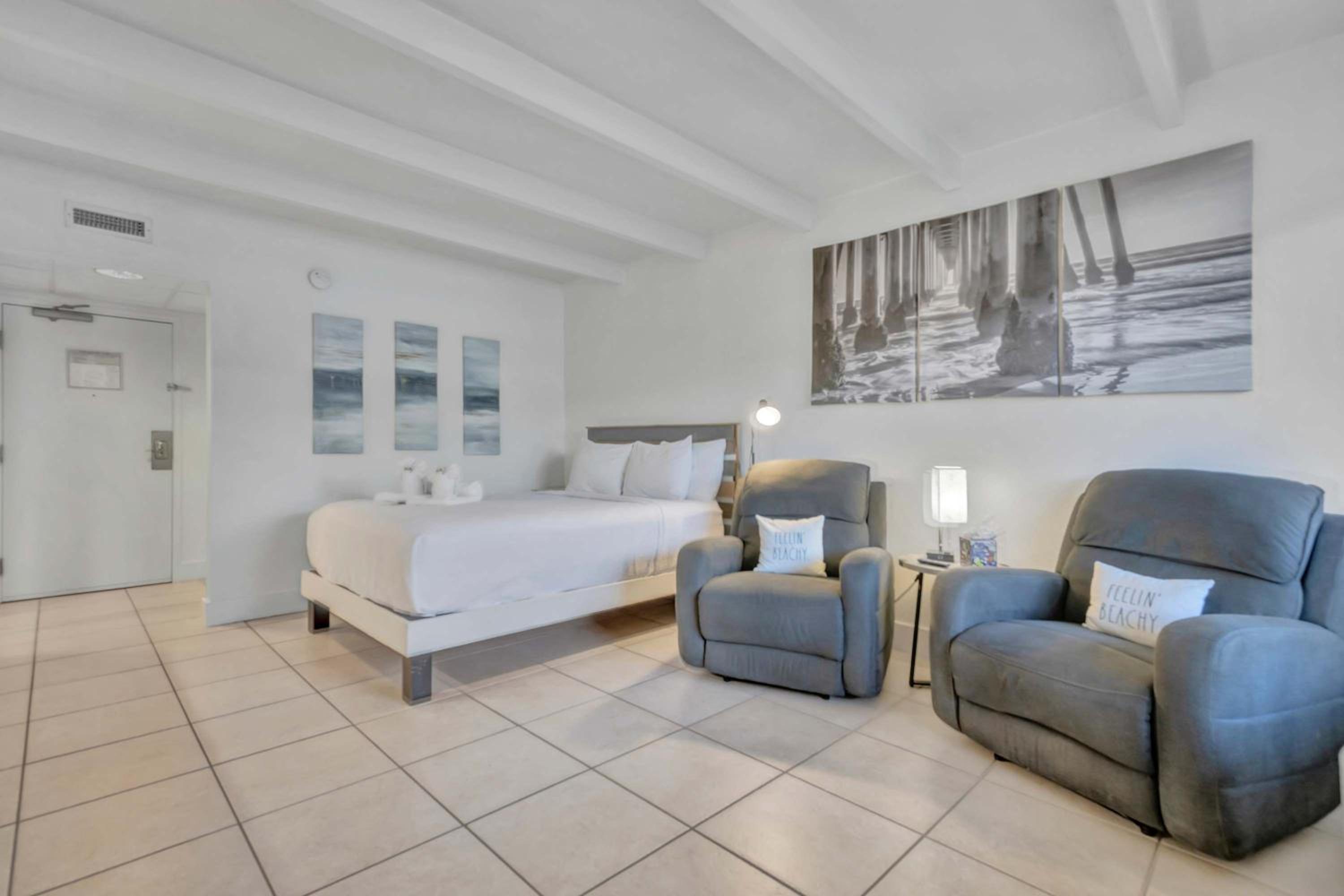 Sunset Suite Heated Pool Tennis & Gym Balcony