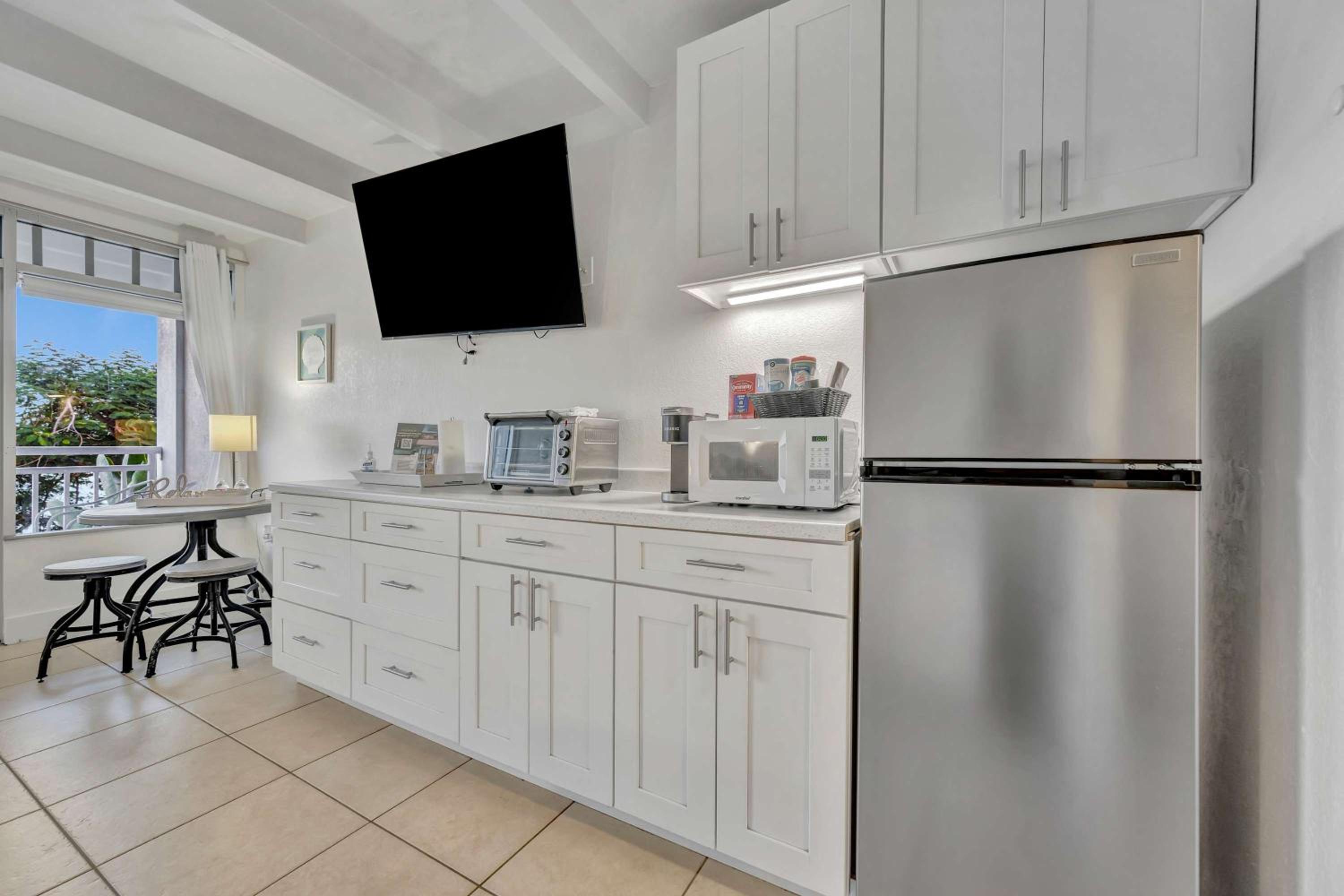 Sunset Suite Heated Pool Tennis & Gym Balcony