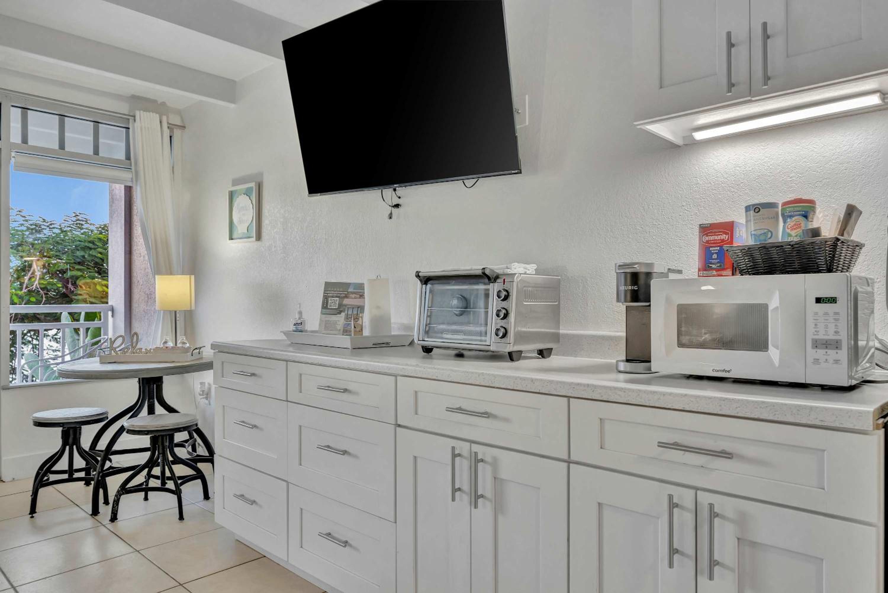 Sunset Suite Heated Pool Tennis & Gym Balcony