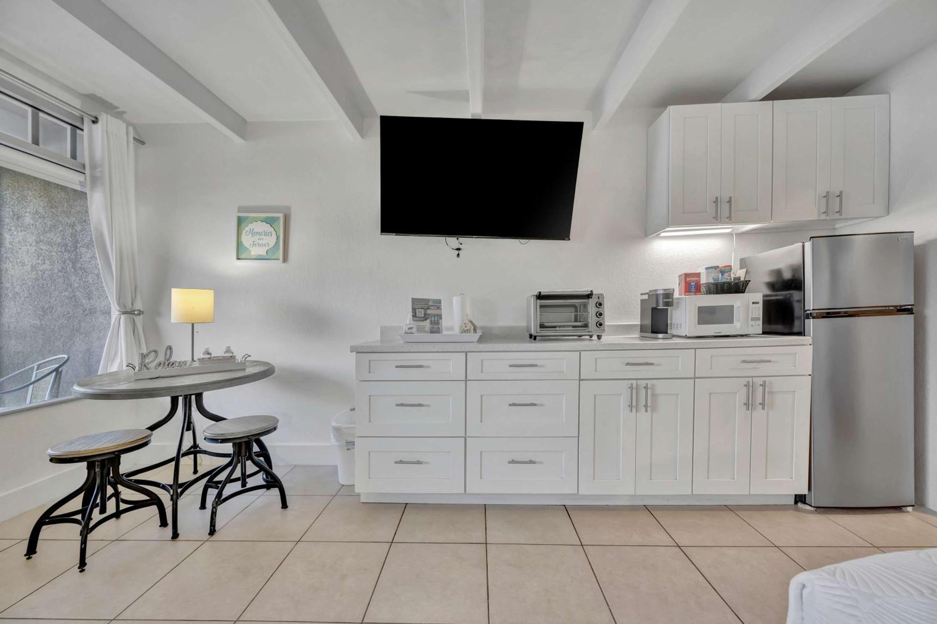 Sunset Suite Heated Pool Tennis & Gym Balcony