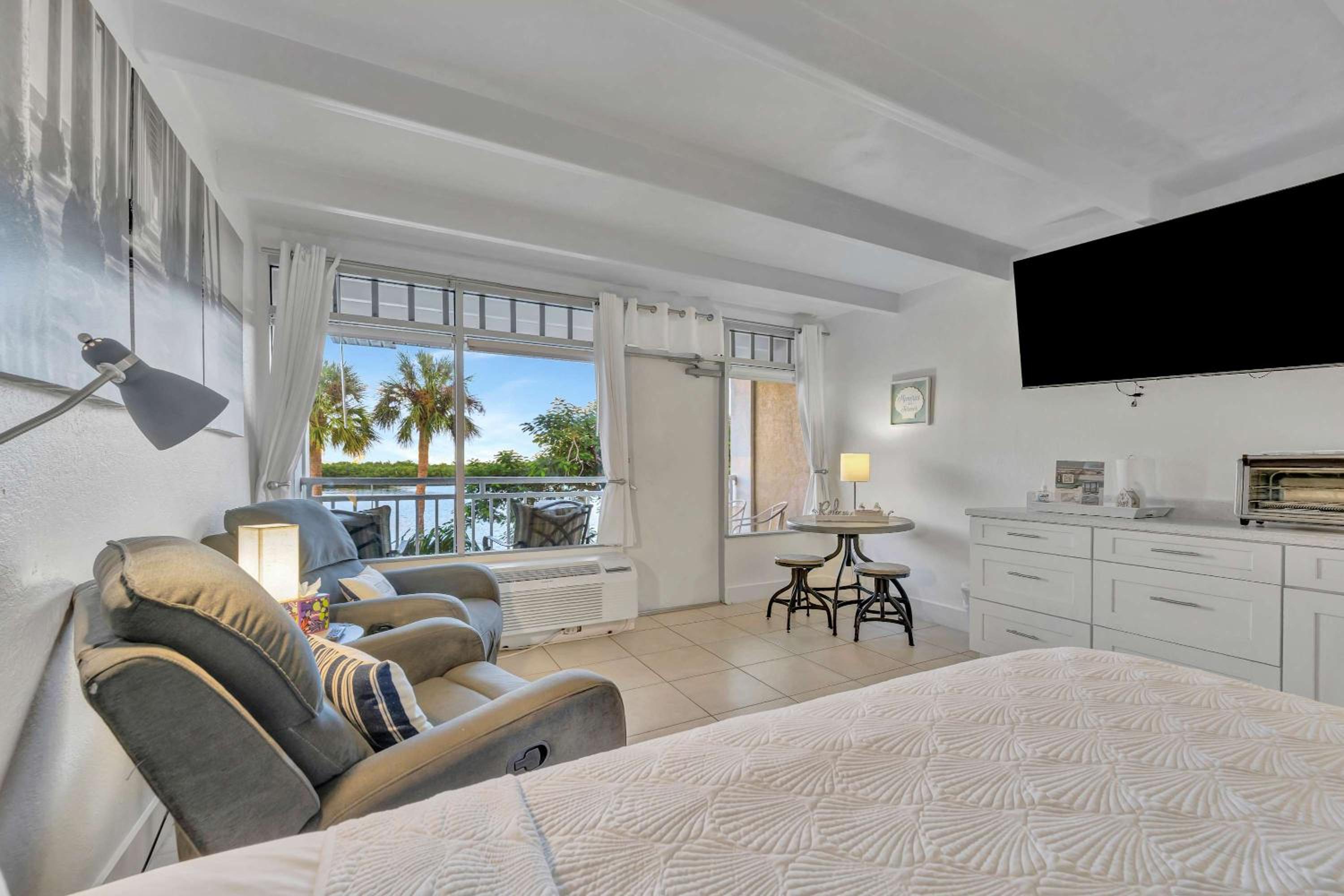 Sunset Suite Heated Pool Tennis & Gym Balcony