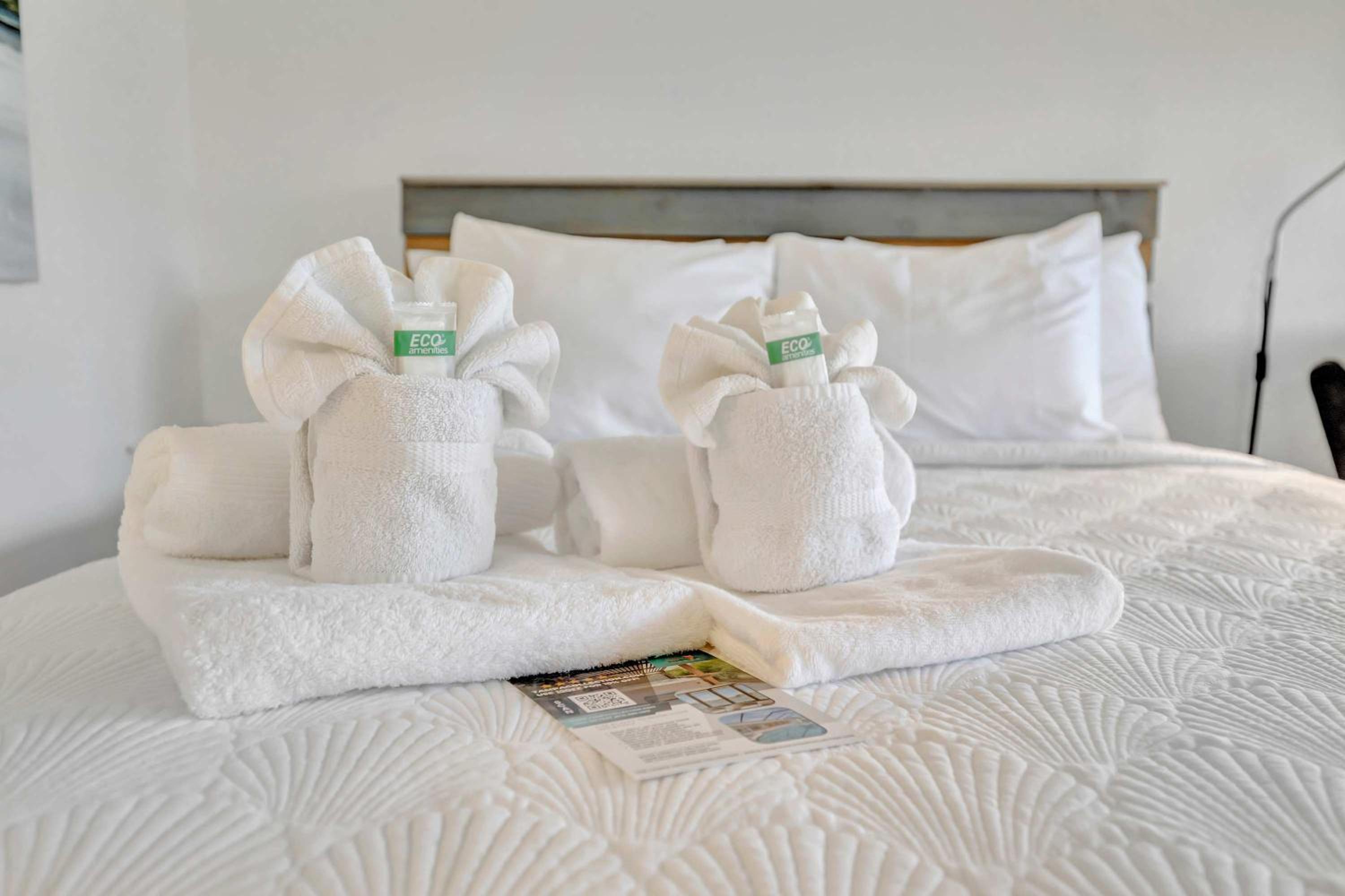 Sunset Suite Heated Pool Tennis & Gym Balcony