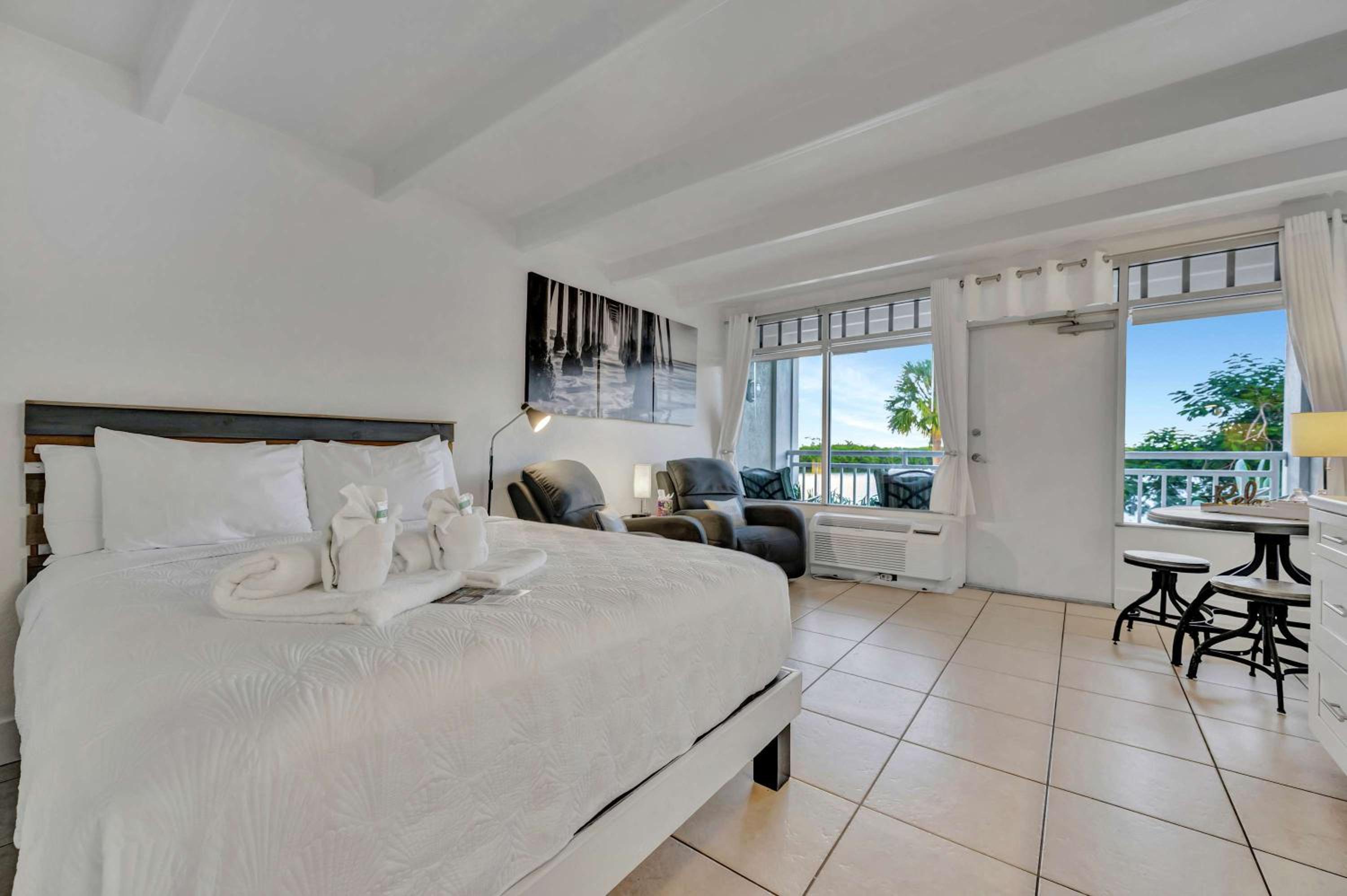Sunset Suite Heated Pool Tennis & Gym Balcony