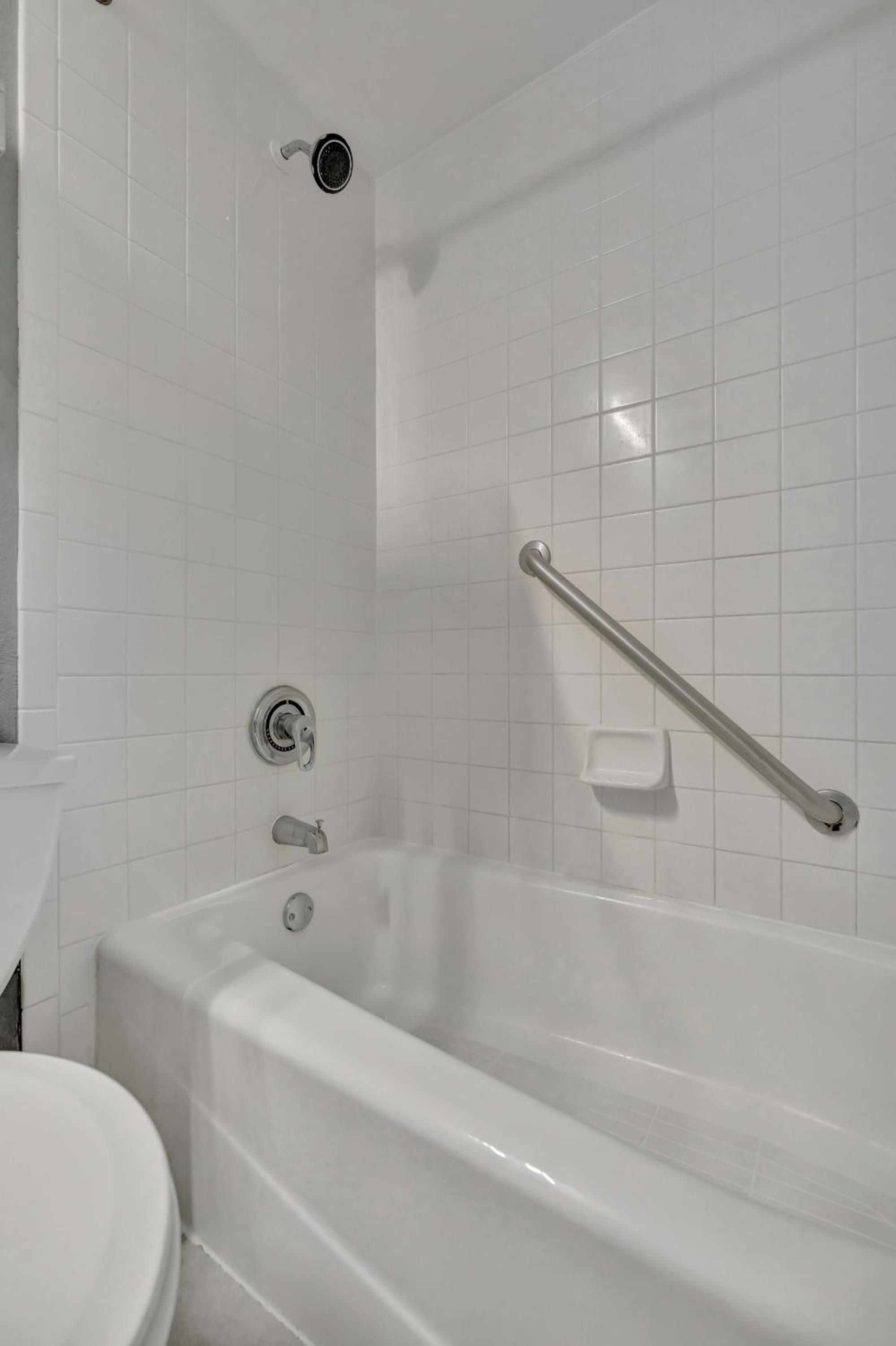 Sunset Suite Heated Pool Tennis & Gym Balcony