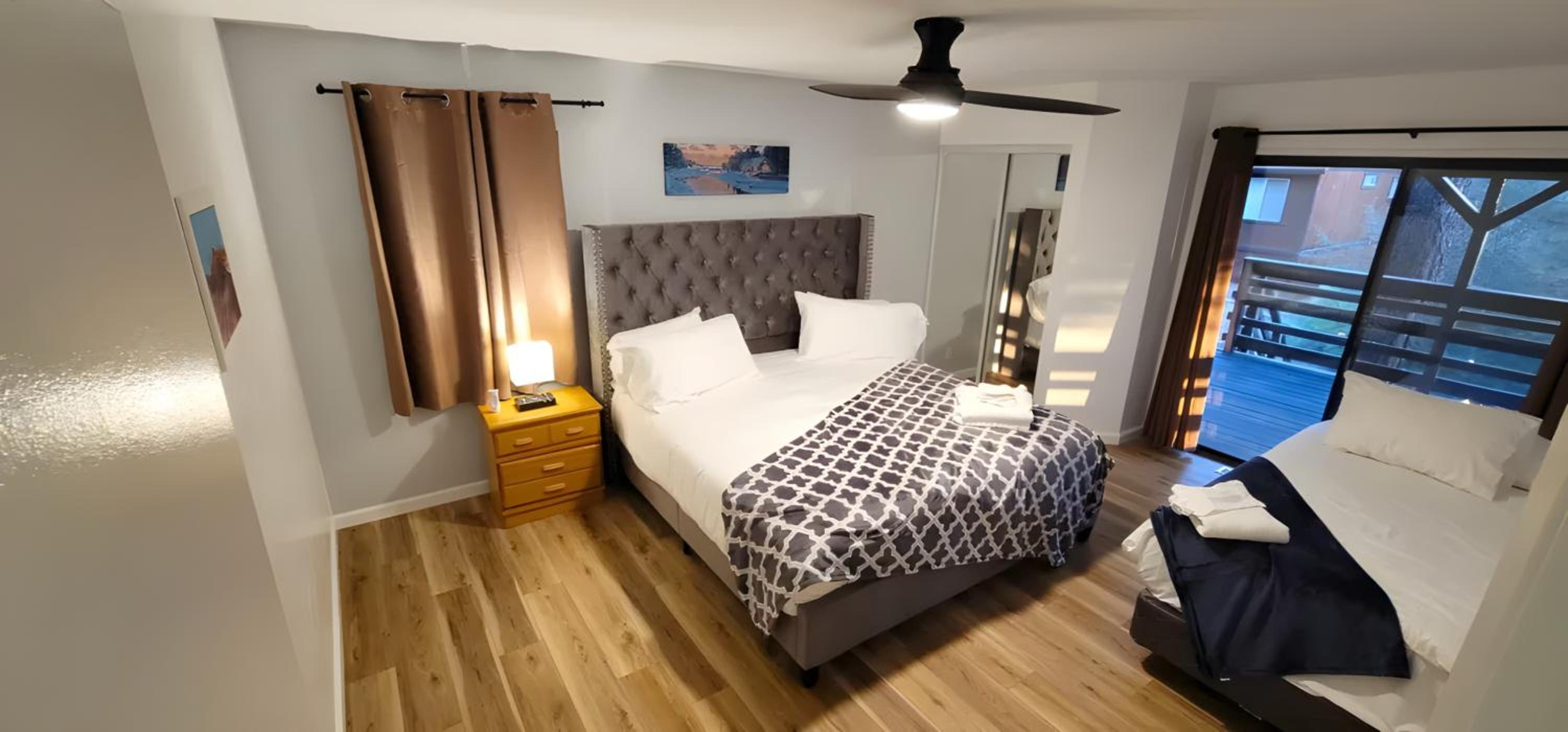 Moonridge Ski & Zoo Chalet With Hot Tub retreat
