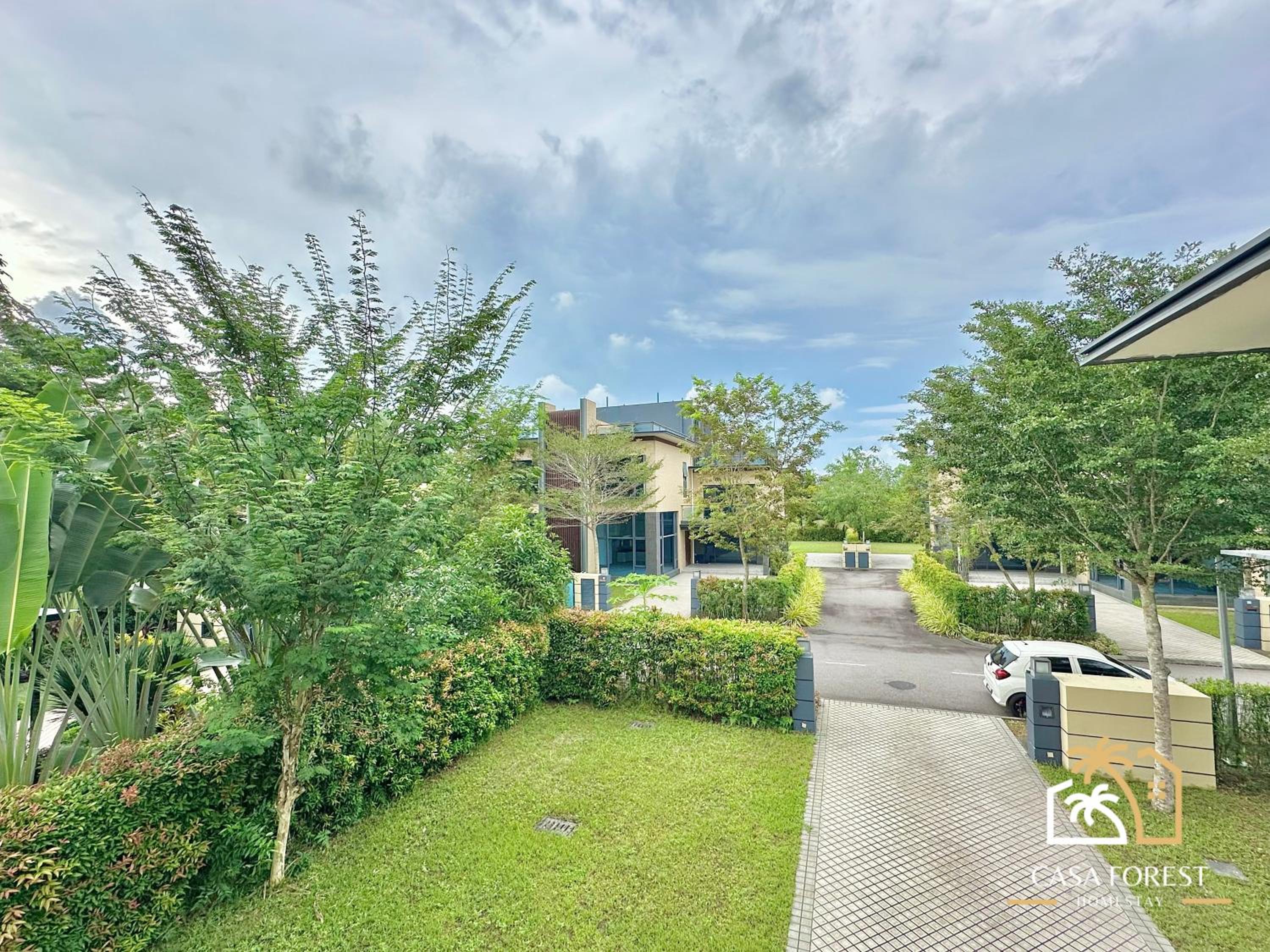 Casa Forest Modern Suites at Forest City JB
