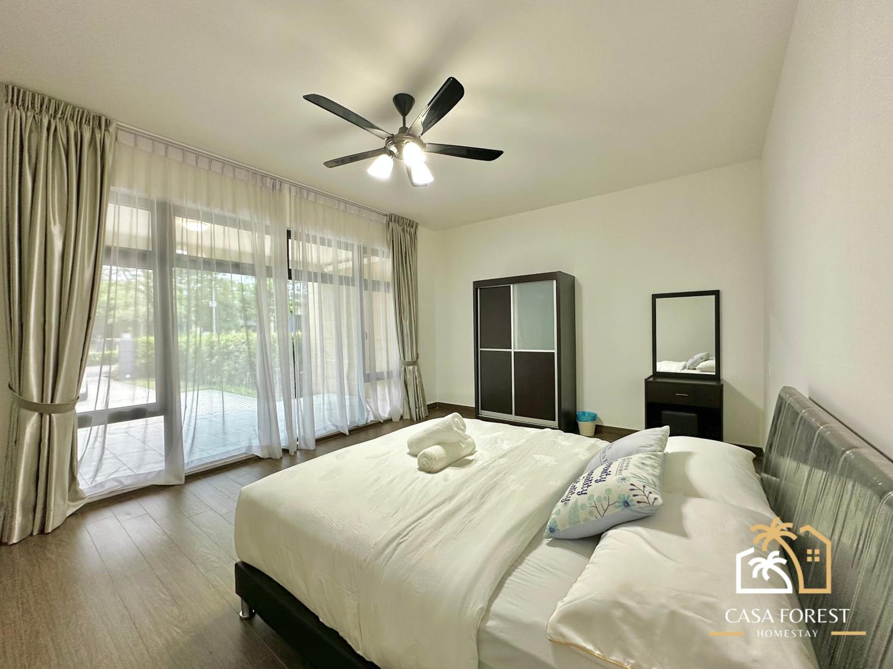 Casa Forest Modern Suites at Forest City JB