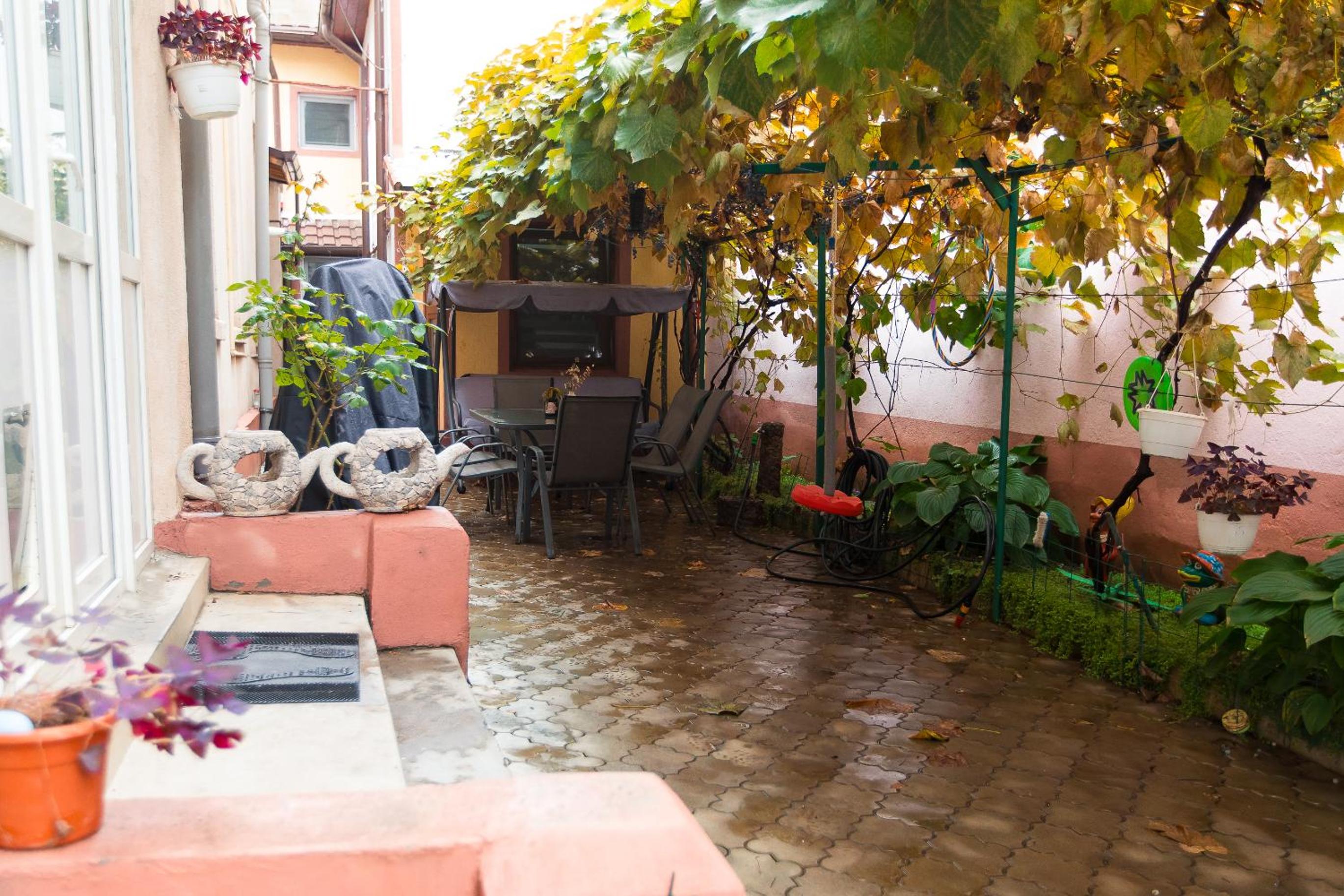 Central 2-Bedroom House with Shared Courtyard