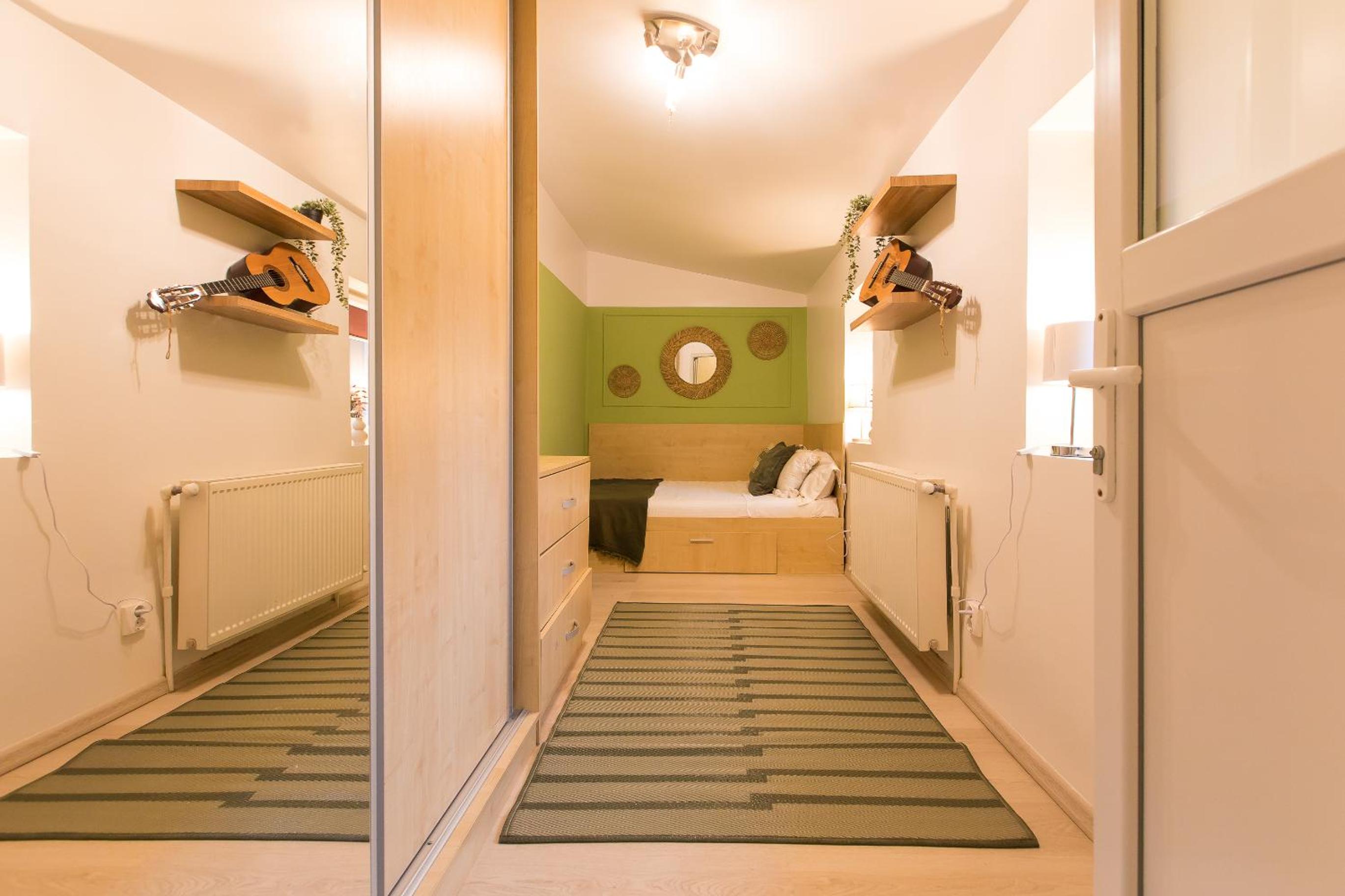 Central 2-Bedroom House with Shared Courtyard